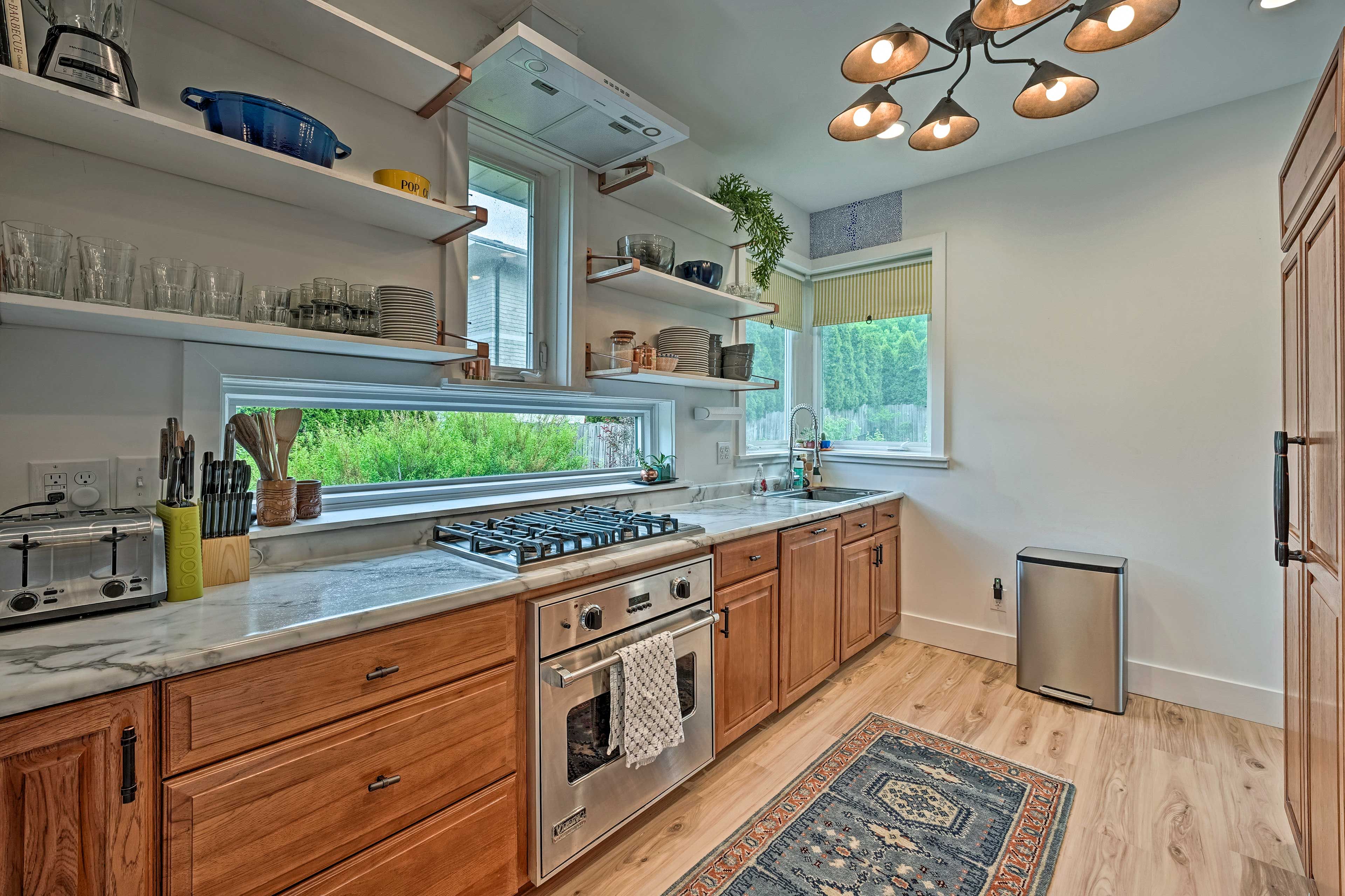 Fully Equipped Kitchen | Sub-Zero fridge | Viking Range/Stovetop | Stand Mixer