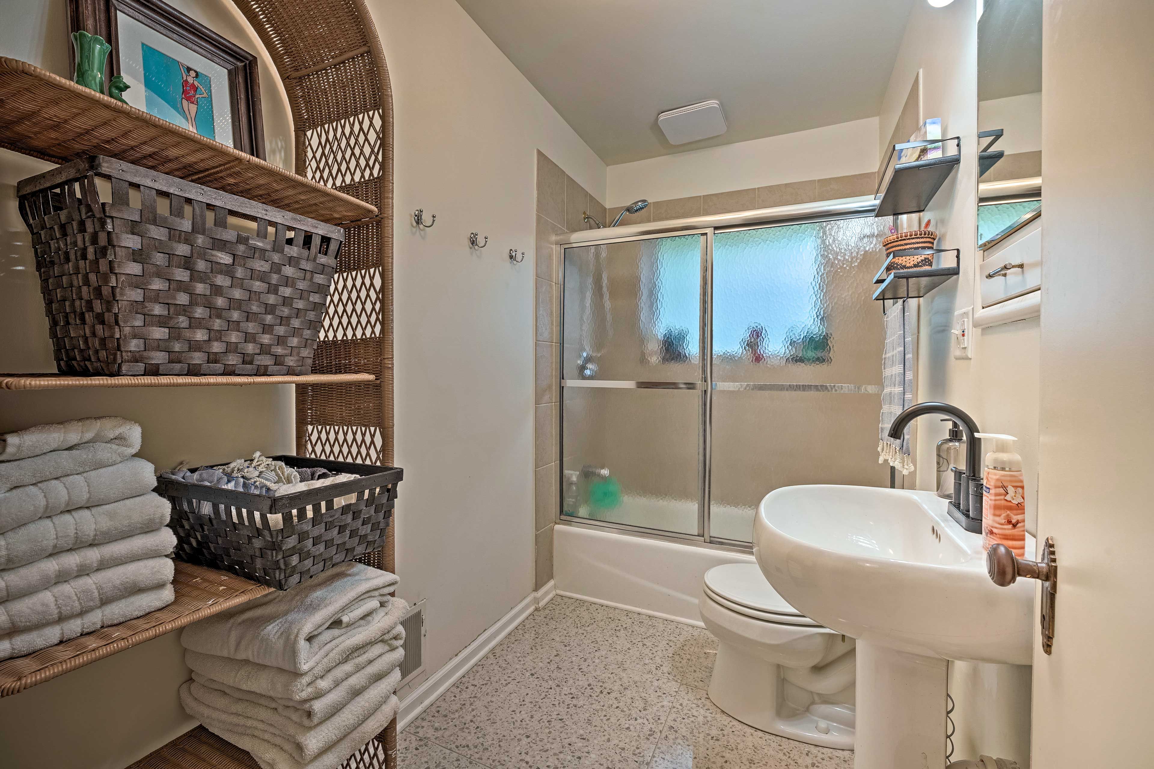 Bathroom | Shower/Tub Combo | Towels Provided