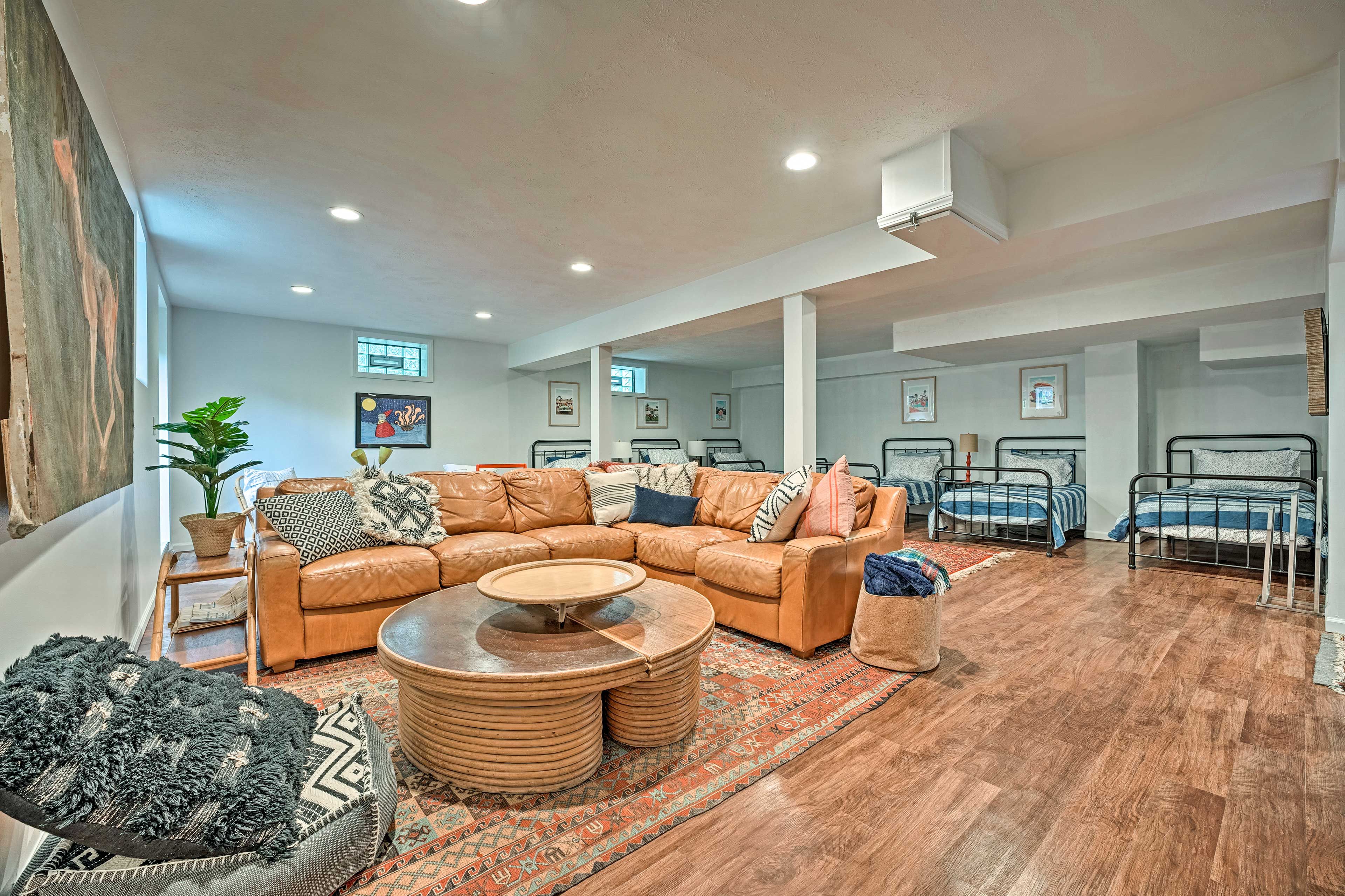 Studio | Lower Level | Smart TV | 6 Twin Beds