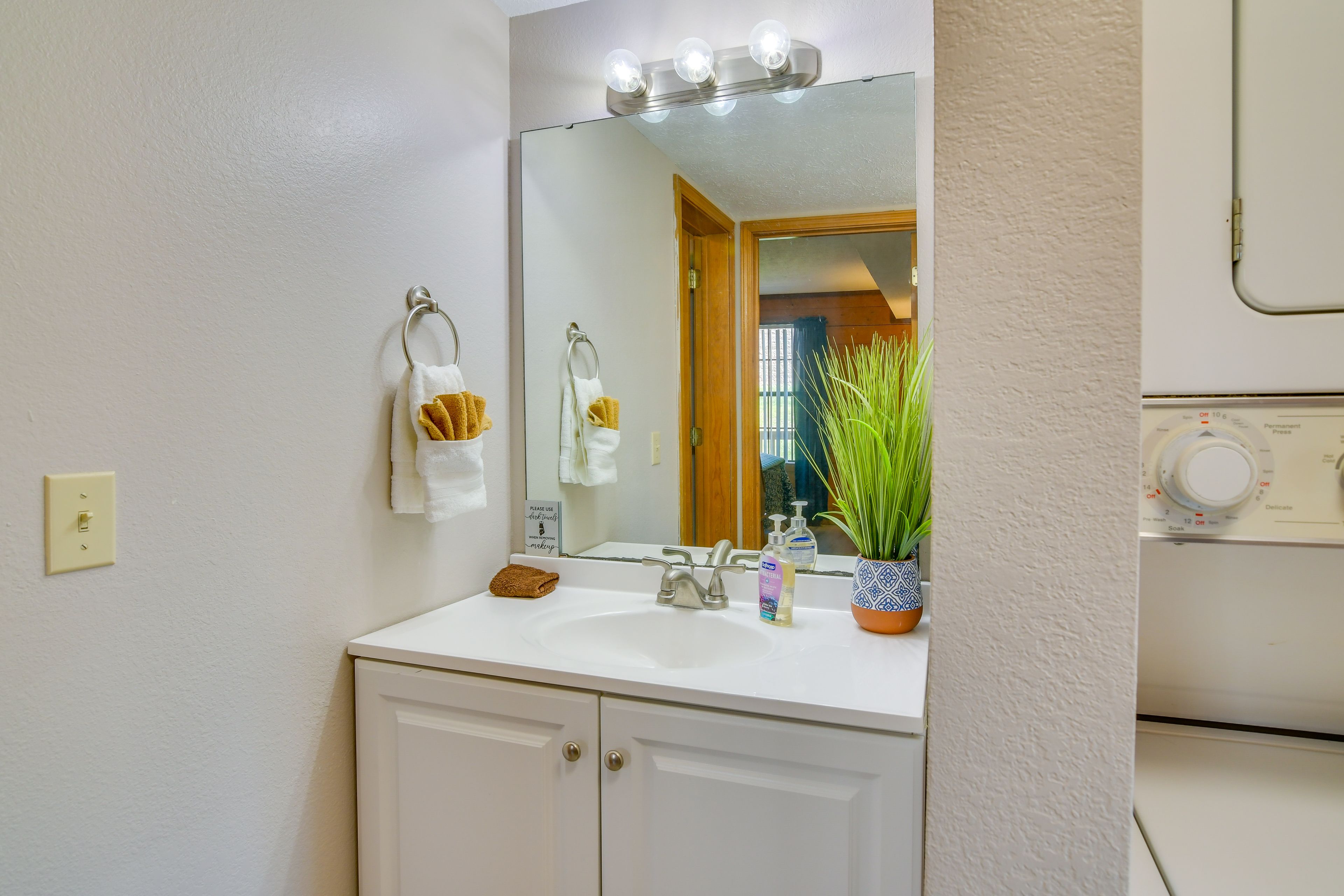 Full Bathroom | 1st Floor | Towels Provided
