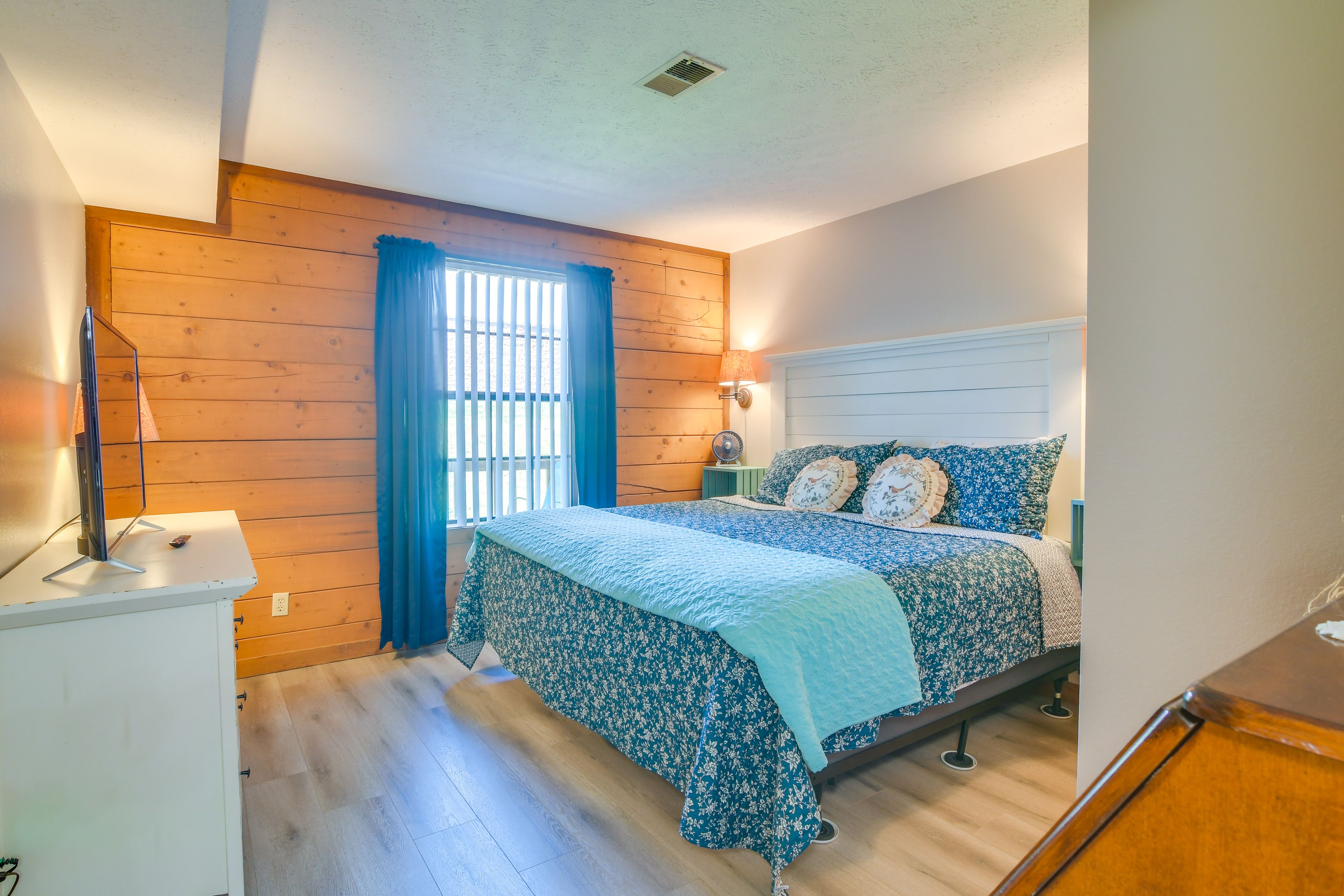 Bedroom | 1st Floor | King Bed | Linens Provided