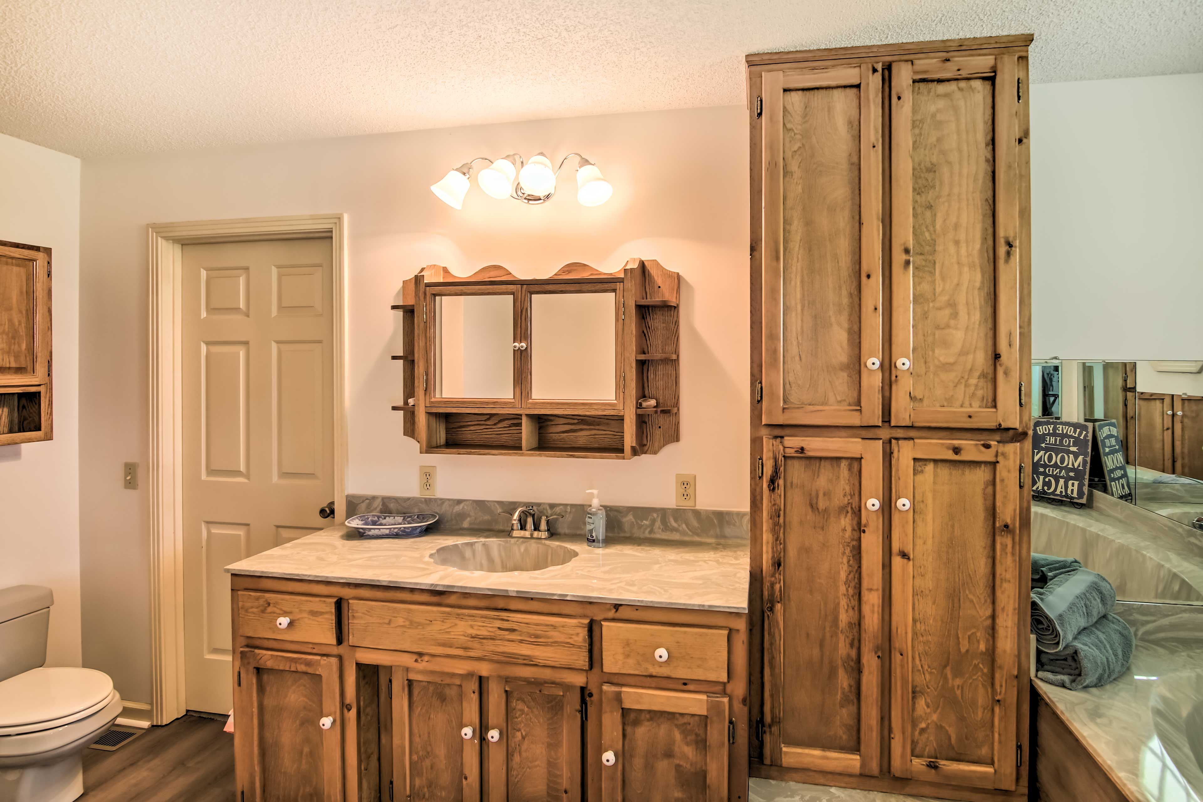 En-Suite Bathroom | Linens & Towels