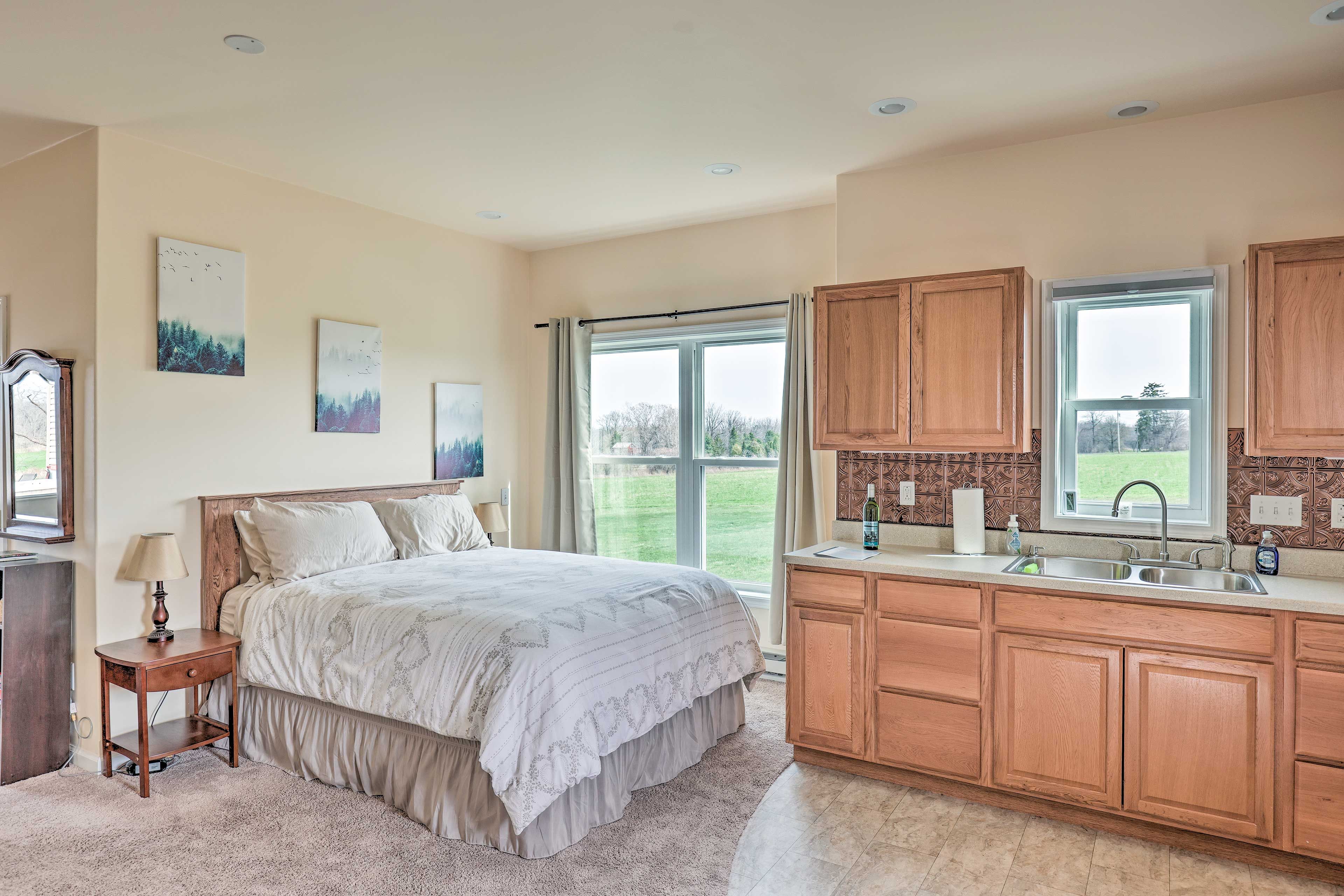Studio | Queen Bed | Linens Provided