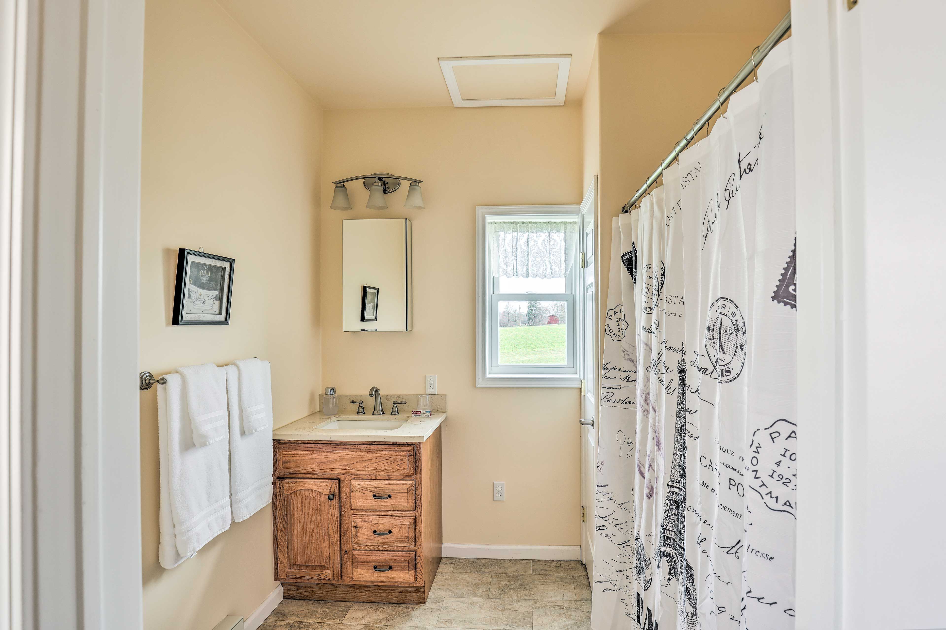 Full Bathroom | Towels Provided