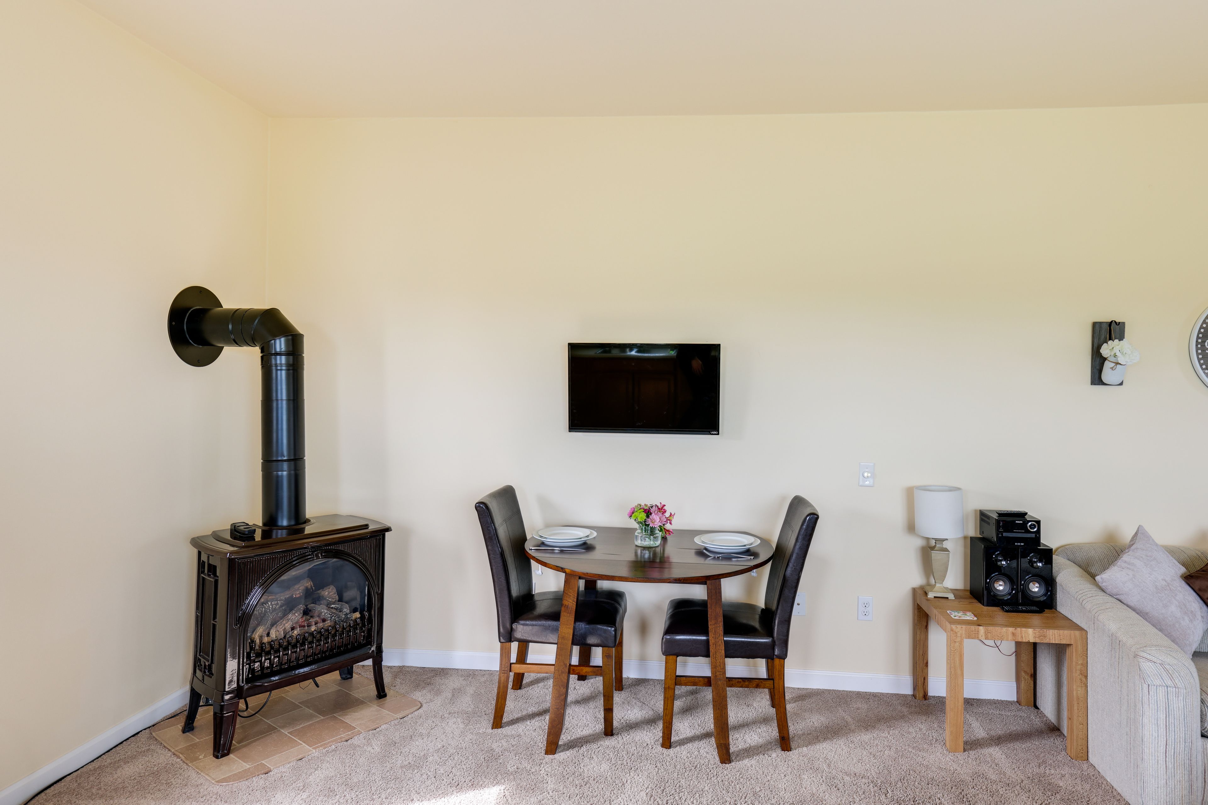 Studio | Smart TV | Gas Fireplace | Free WiFi (High Speed) | Central Heat & A/C