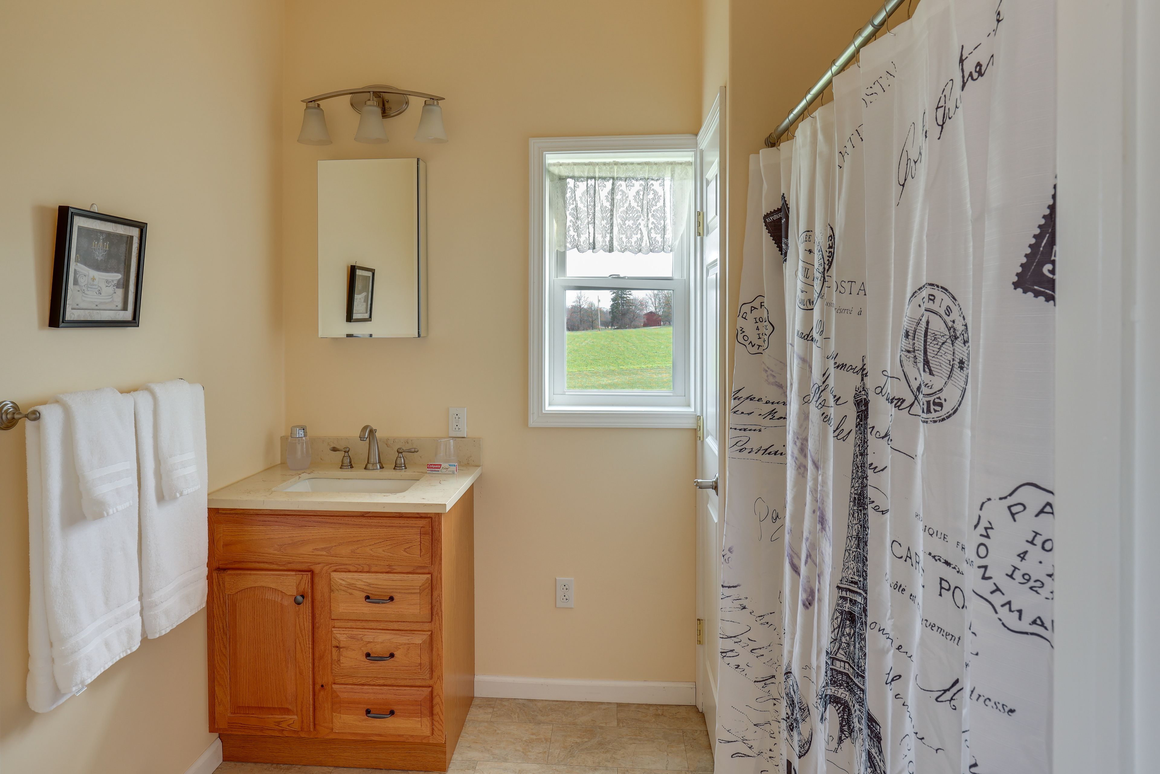 Full Bathroom | Towels Provided