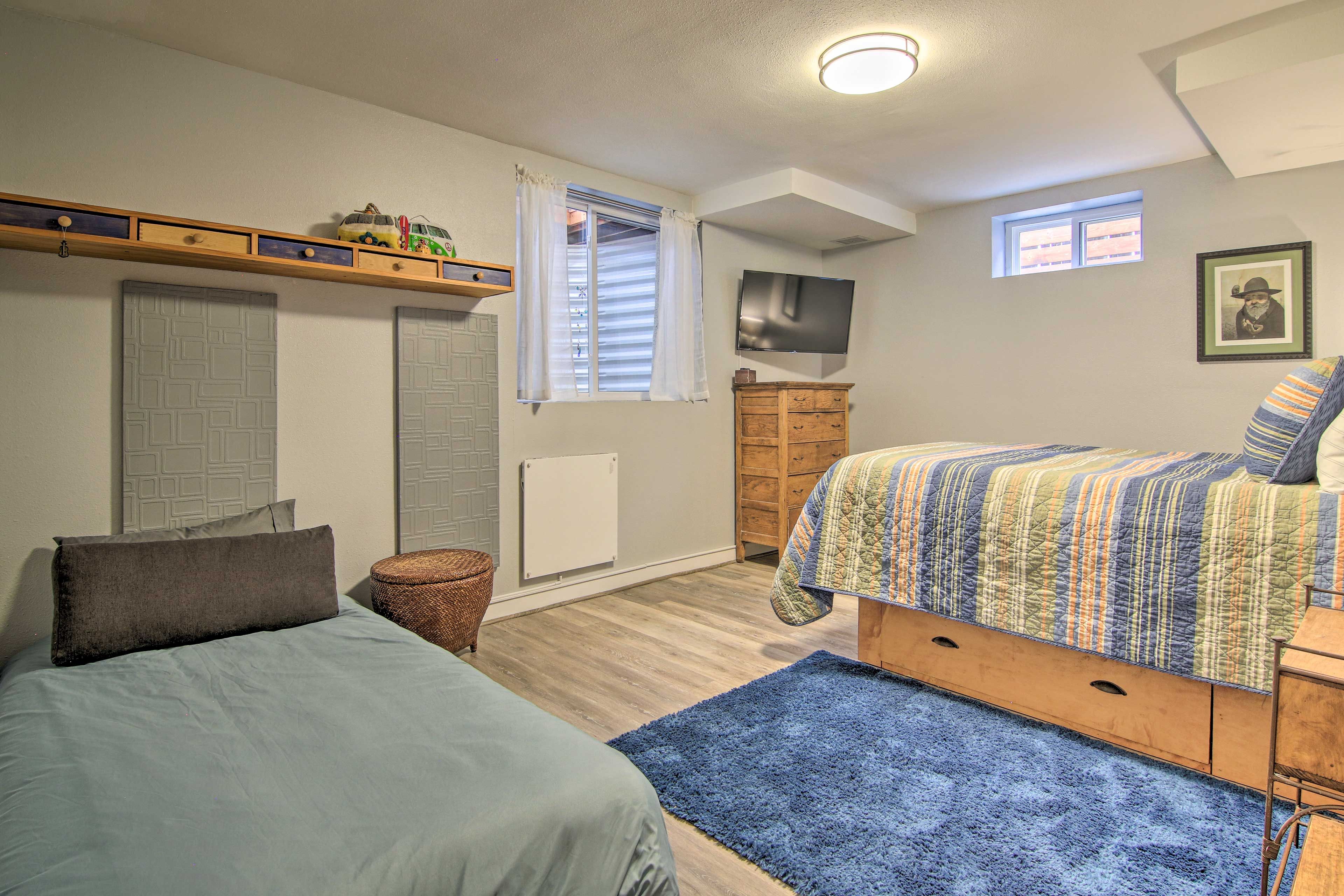 Bedroom 2 | Queen Bed | Pull-Out Twin Bed