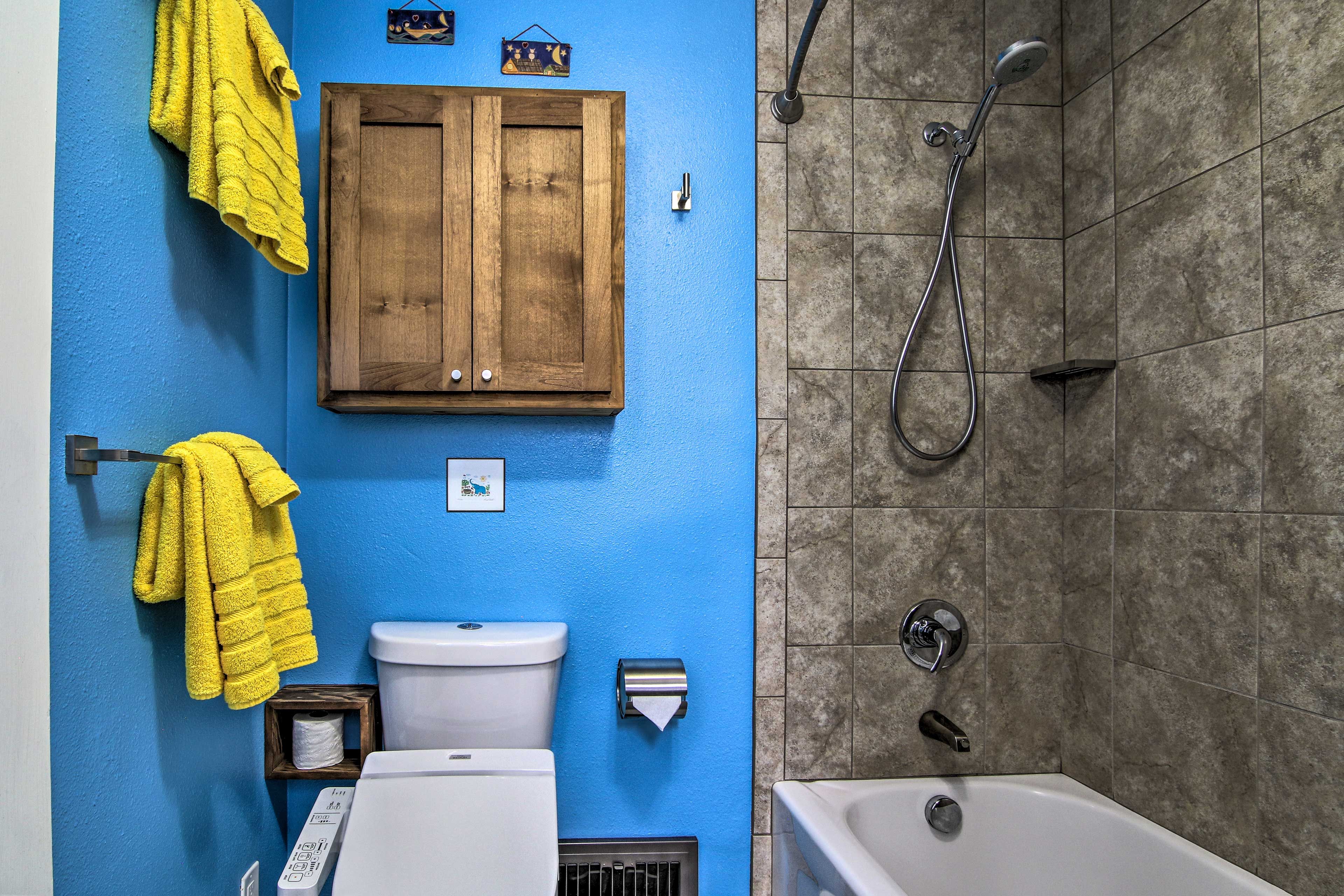 En-Suite Bathroom | Complimentary Toiletries | 4ft Bathtub
