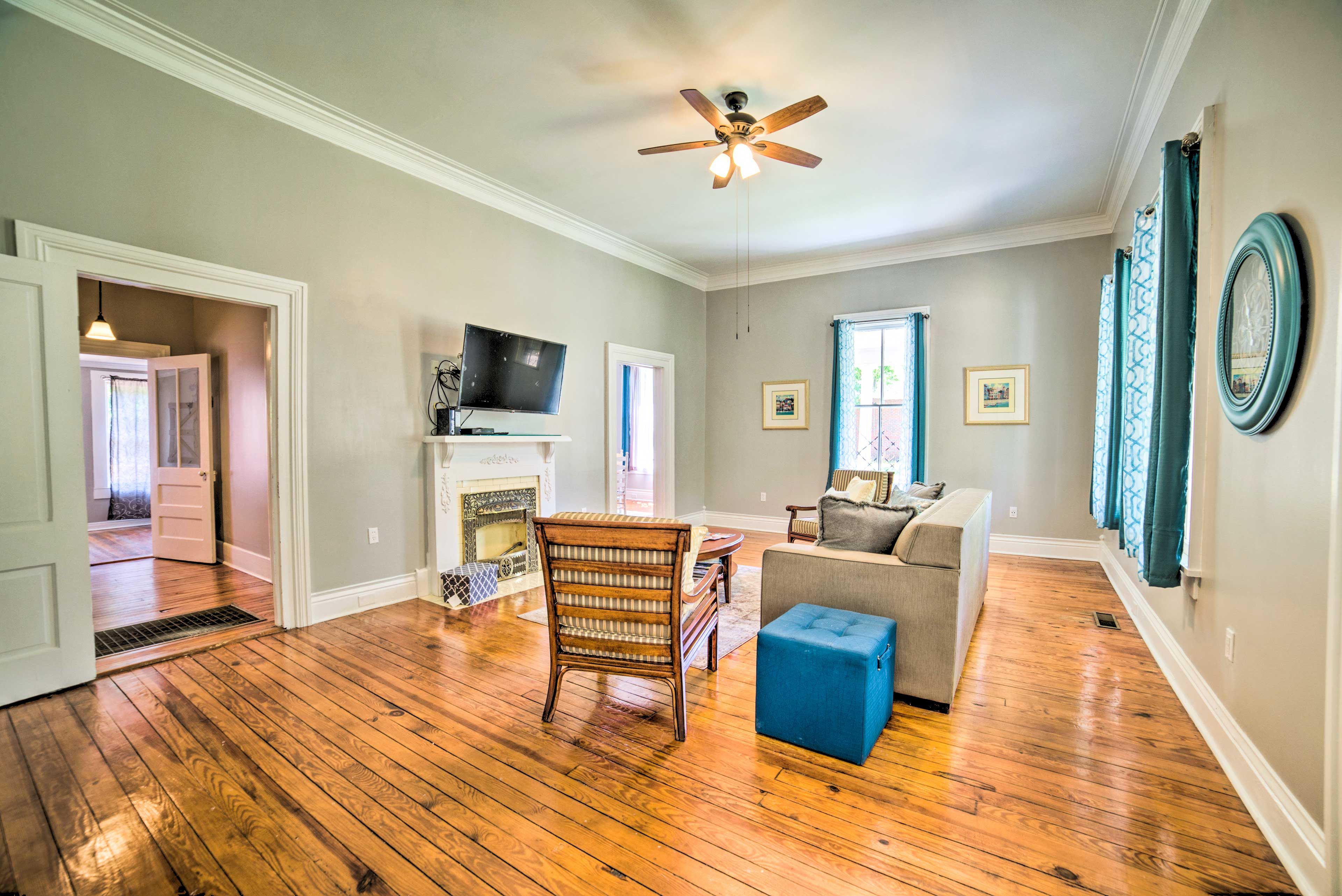 Living Room | Free WiFi | Sleeper Sofa