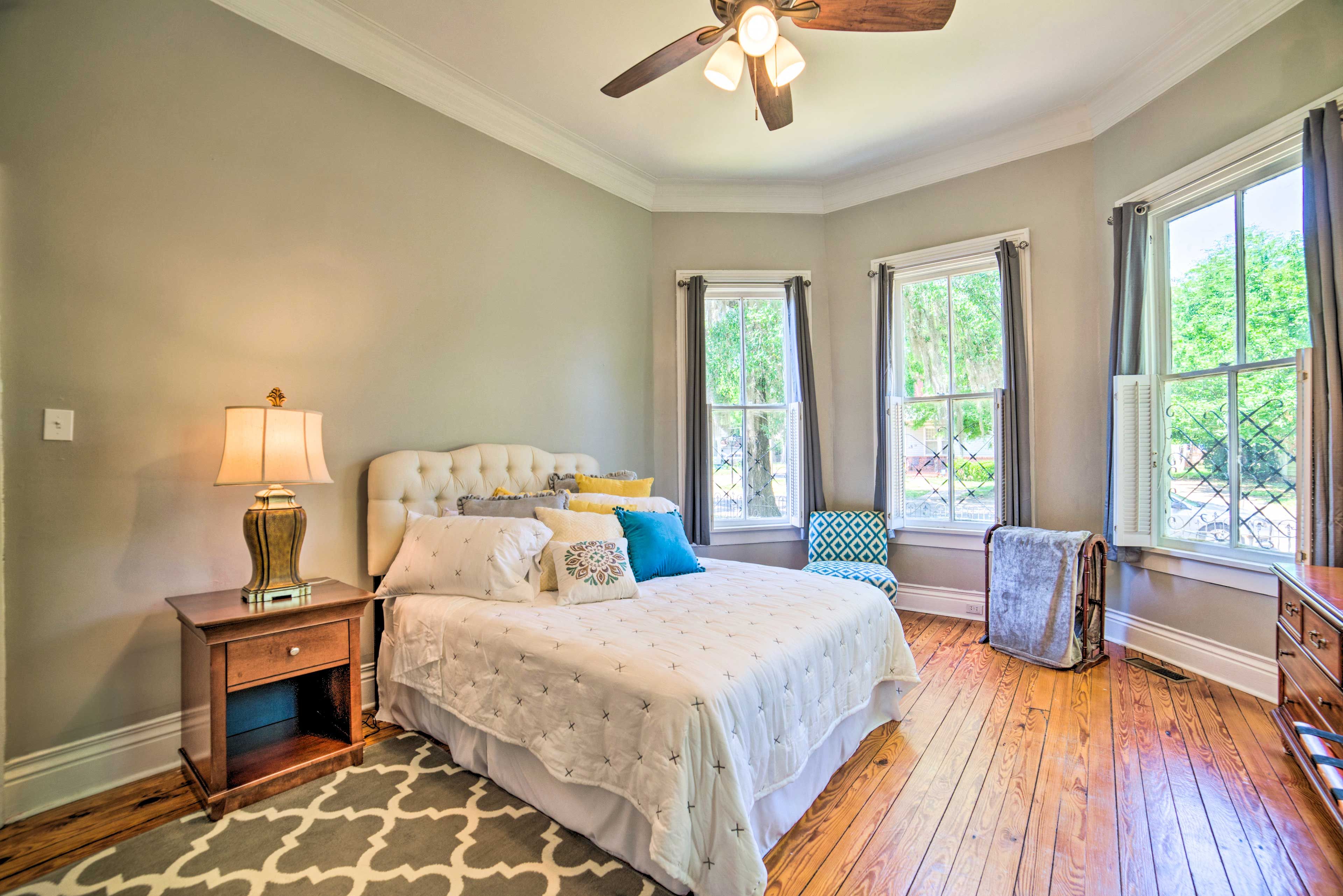 Bedroom 1 | Queen Bed | 1st Floor