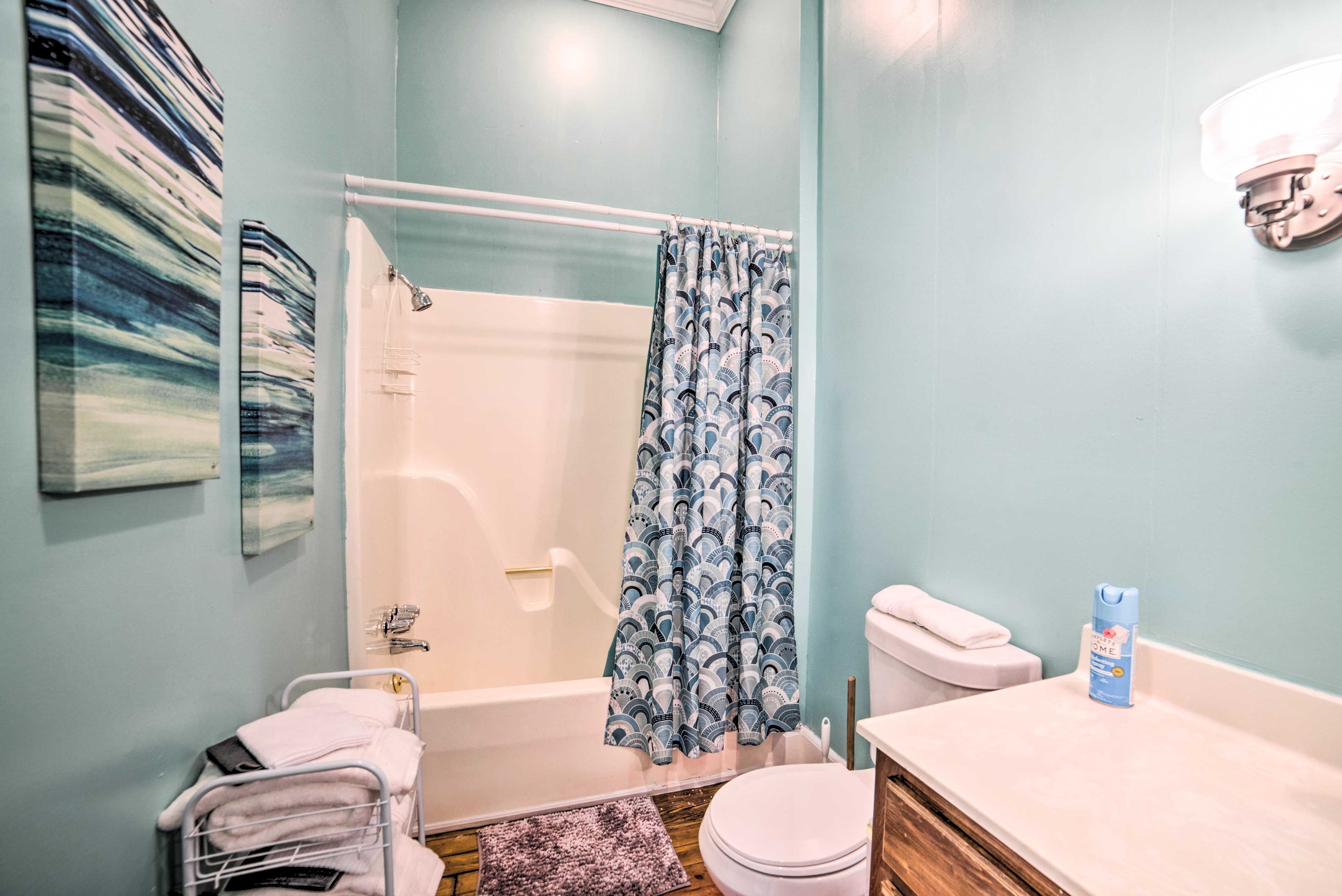 Full Bathroom | Complimentary Toiletries