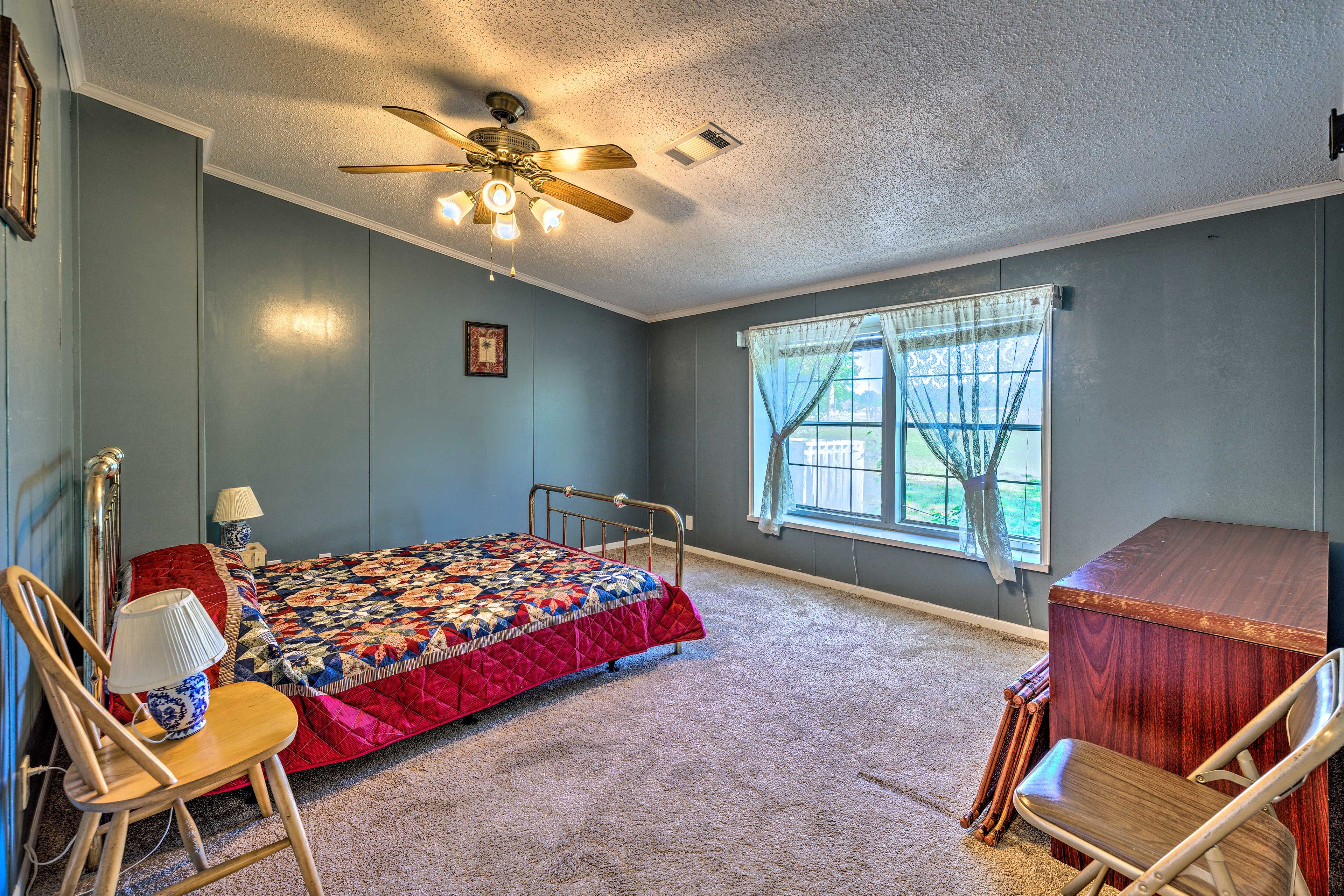 Bedroom 1 | Queen Bed