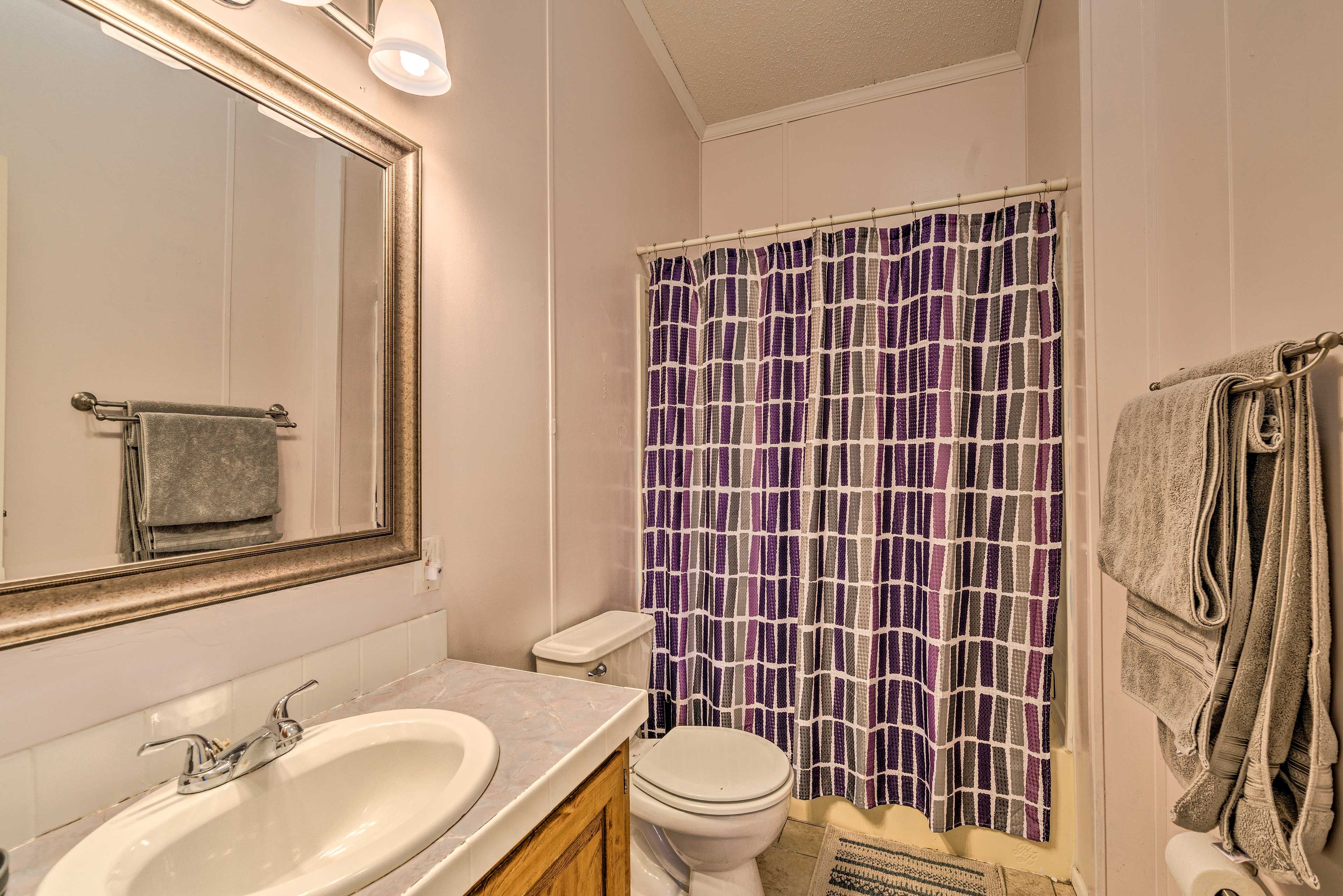 Full Bathroom | Towels Provided