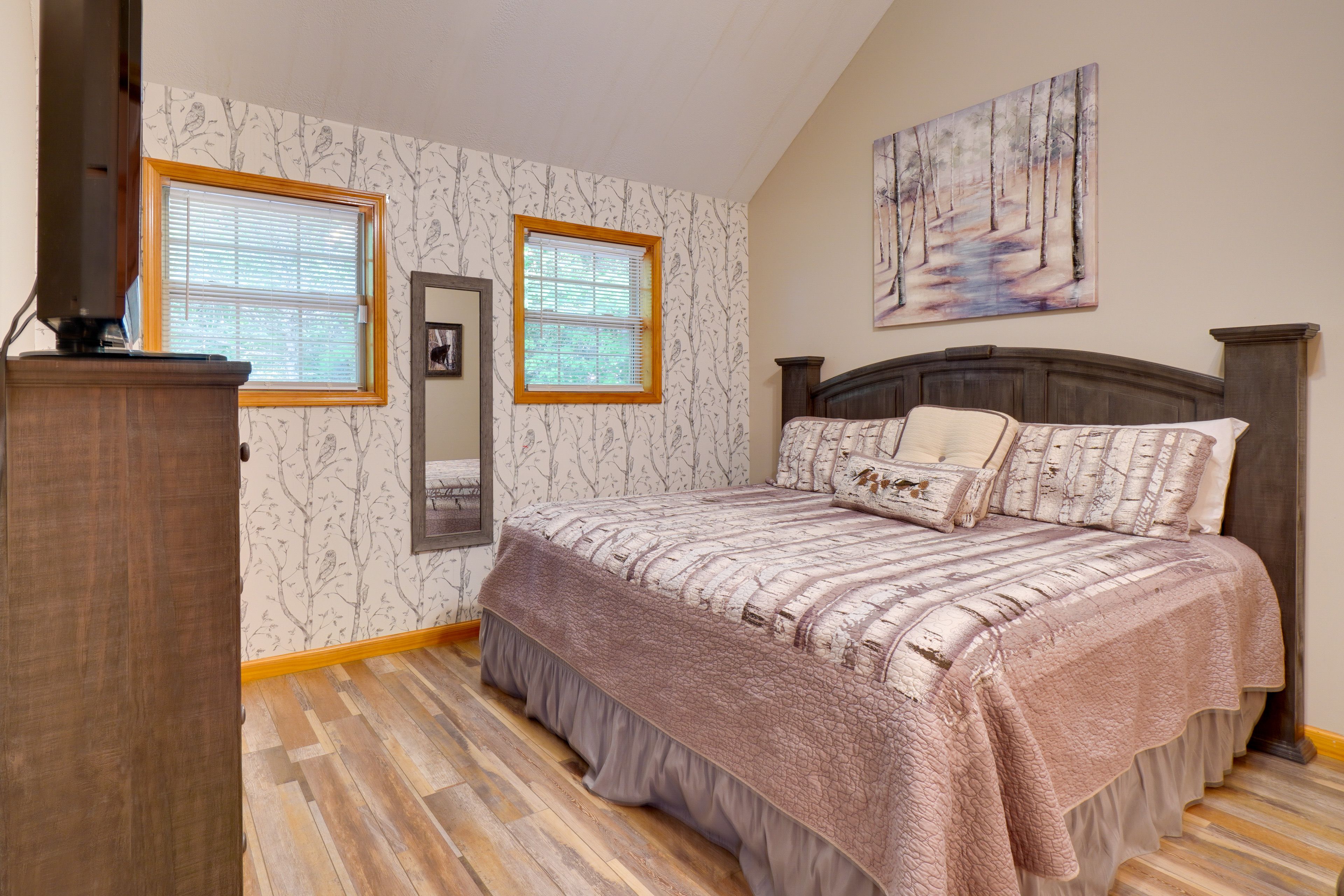 Bedroom 1 | King Bed | 2nd Floor | En-Suite Bathroom | Smart TV w/ Cable