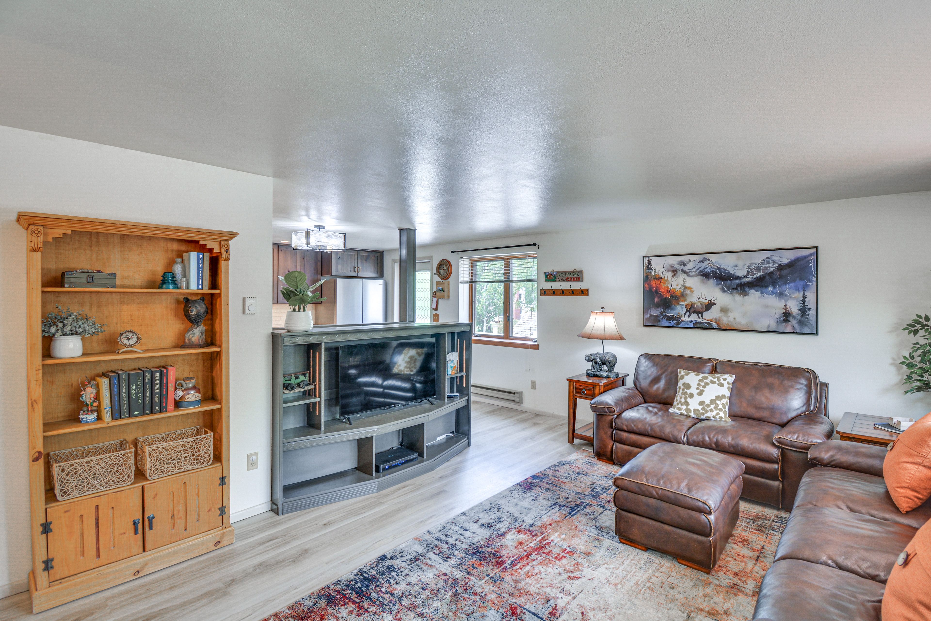 Living Room | Cable TV | Air Conditioning