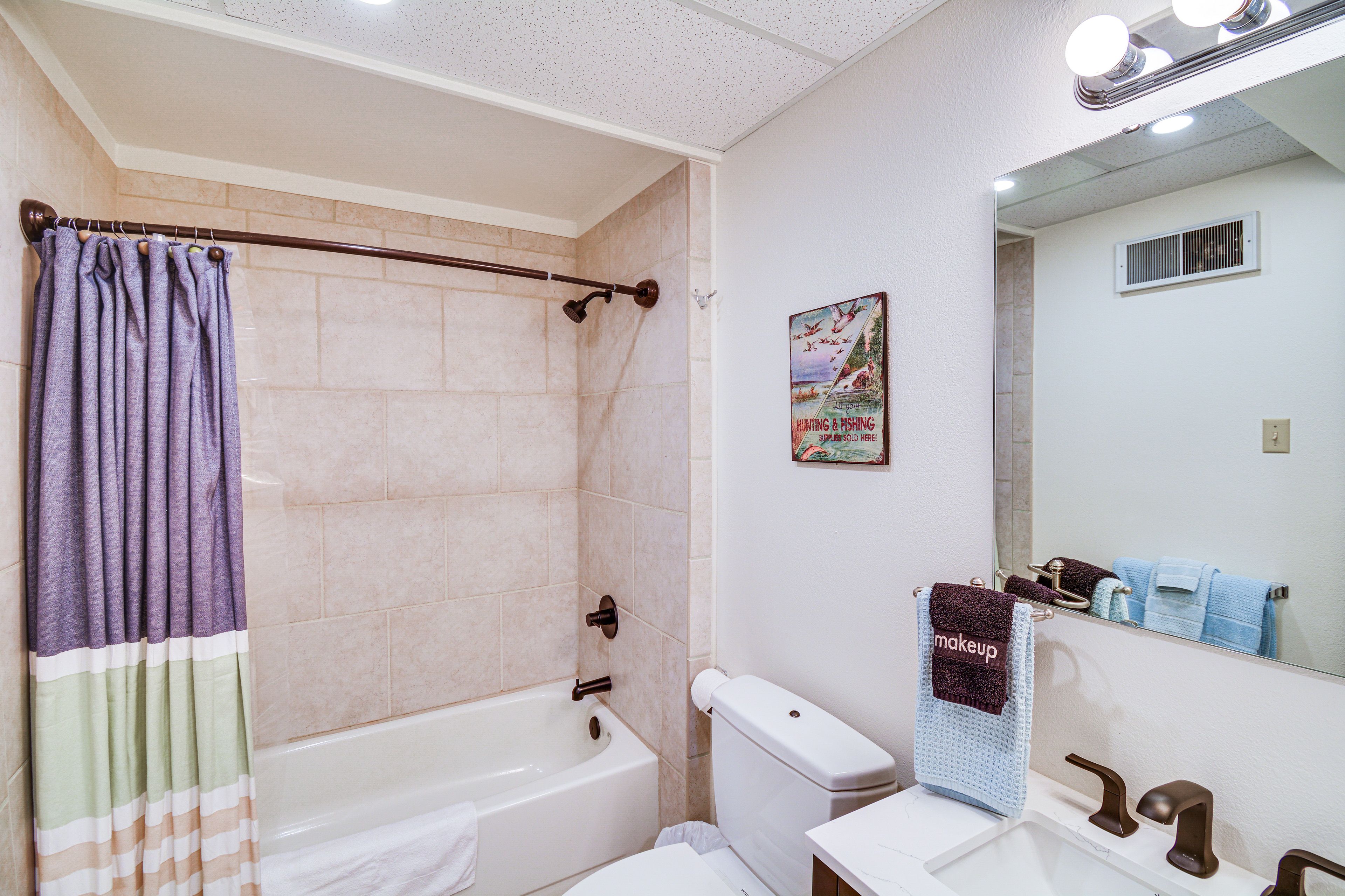 Full Bathroom | Towels Provided