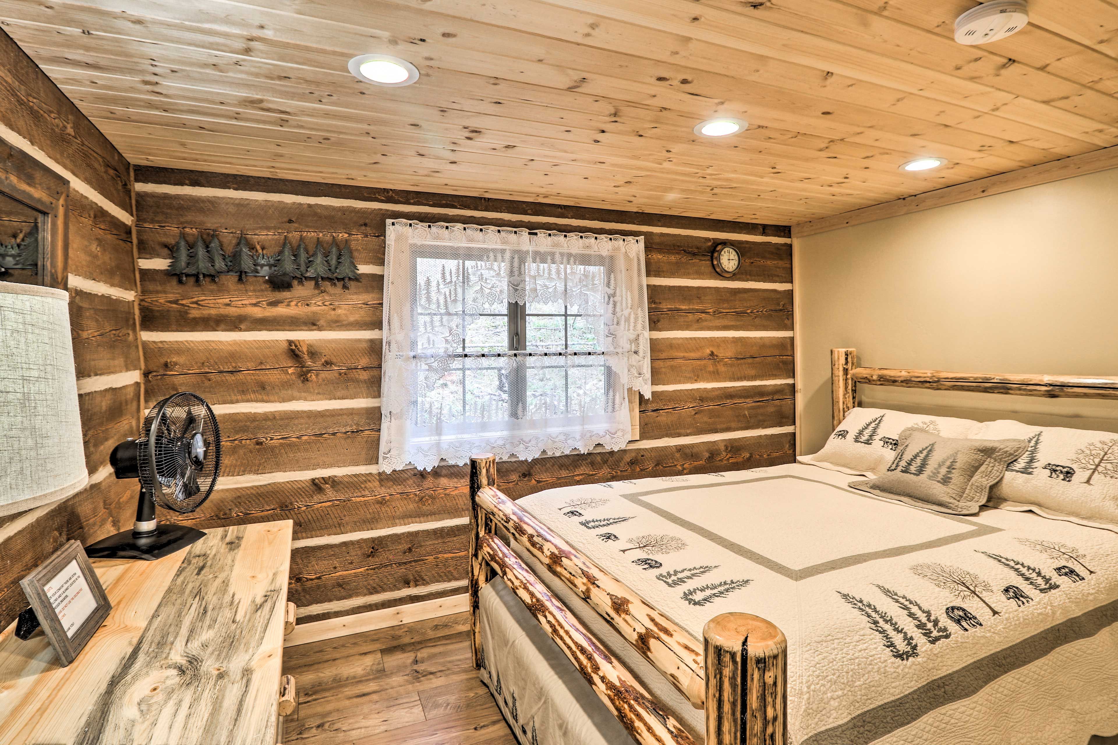 Bedroom | Queen Bed