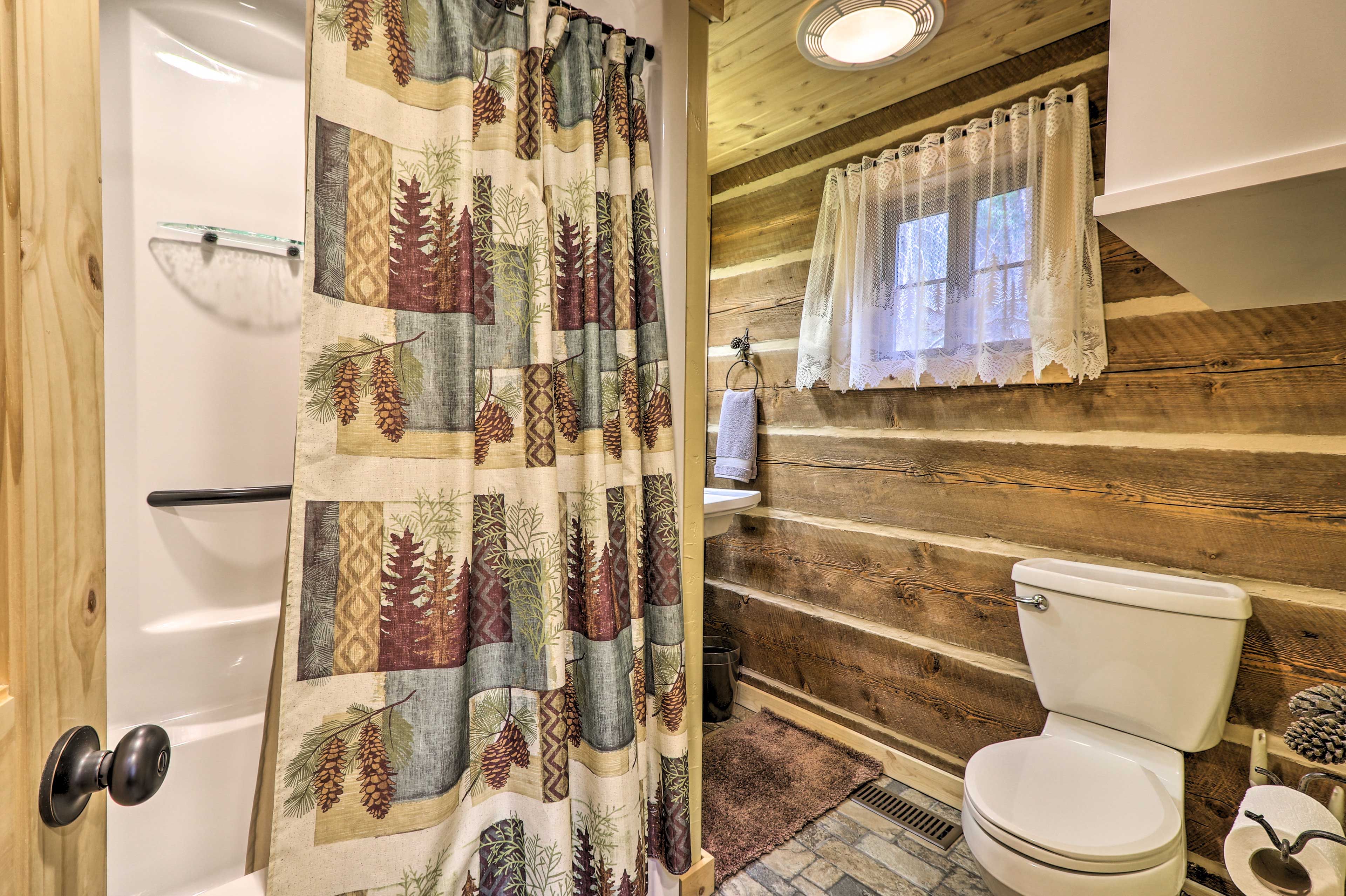 Full Bathroom | Towels Provided