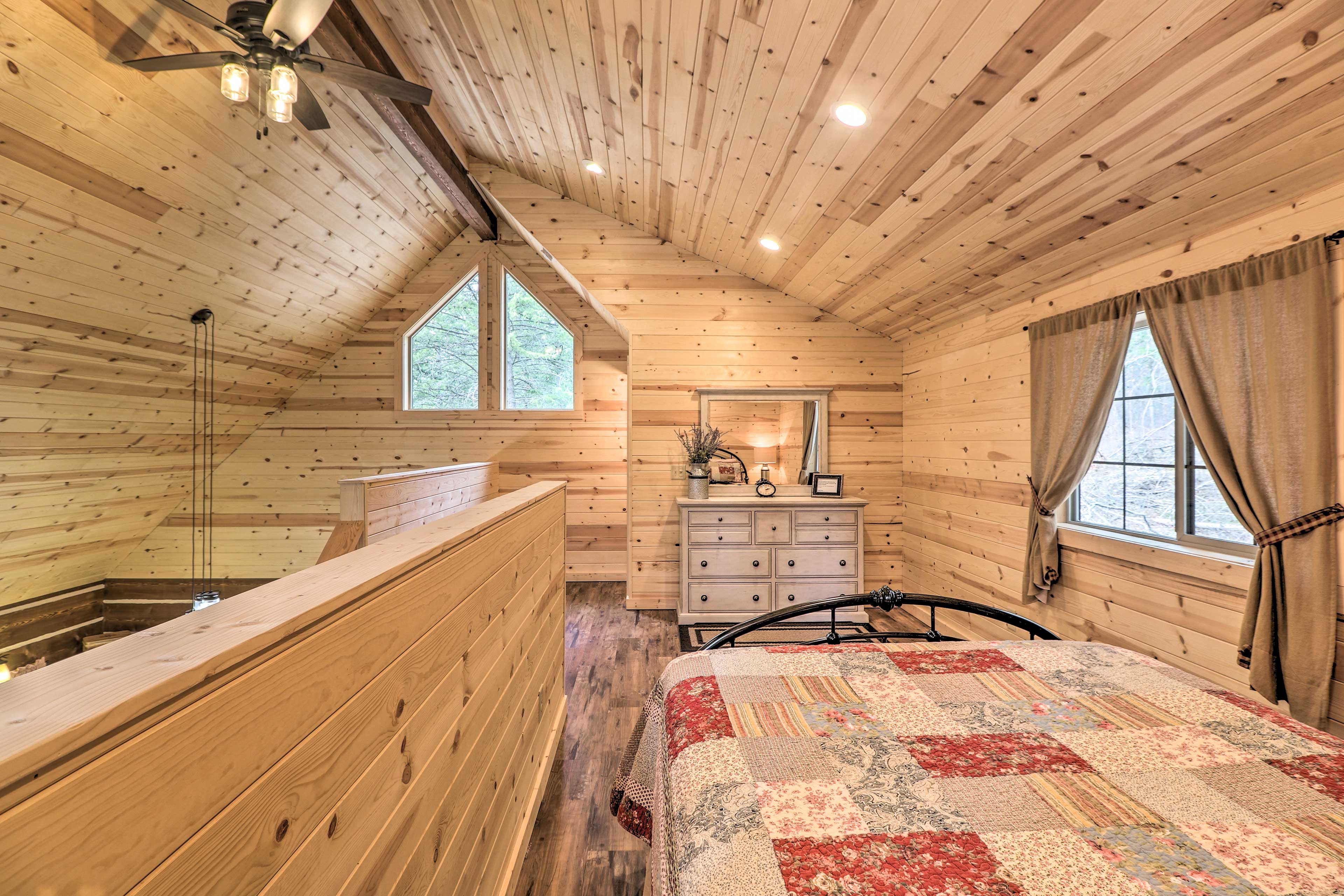 Loft | Queen Bed | Stairs Required