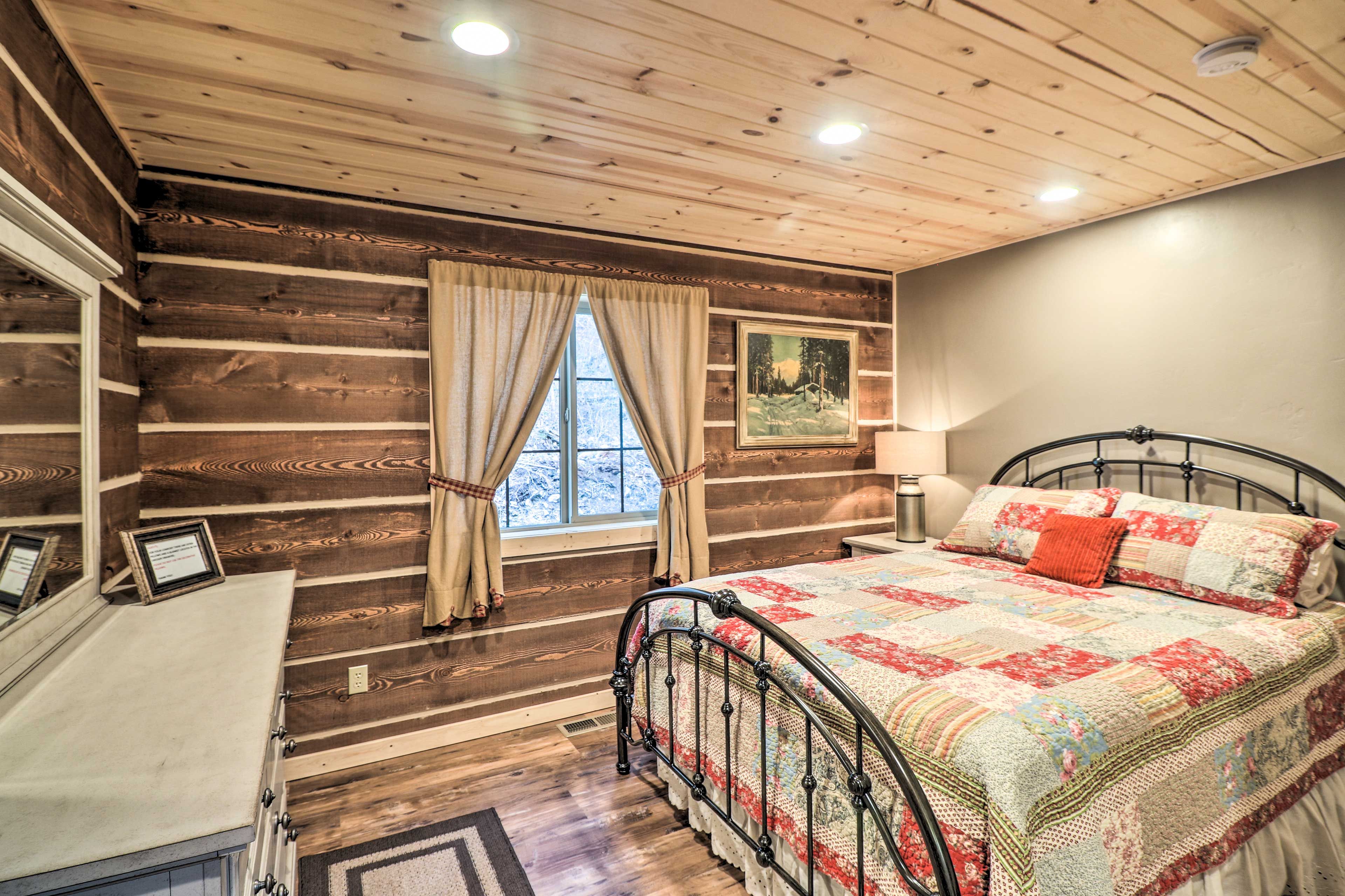 Bedroom | Queen Bed | 1st Level
