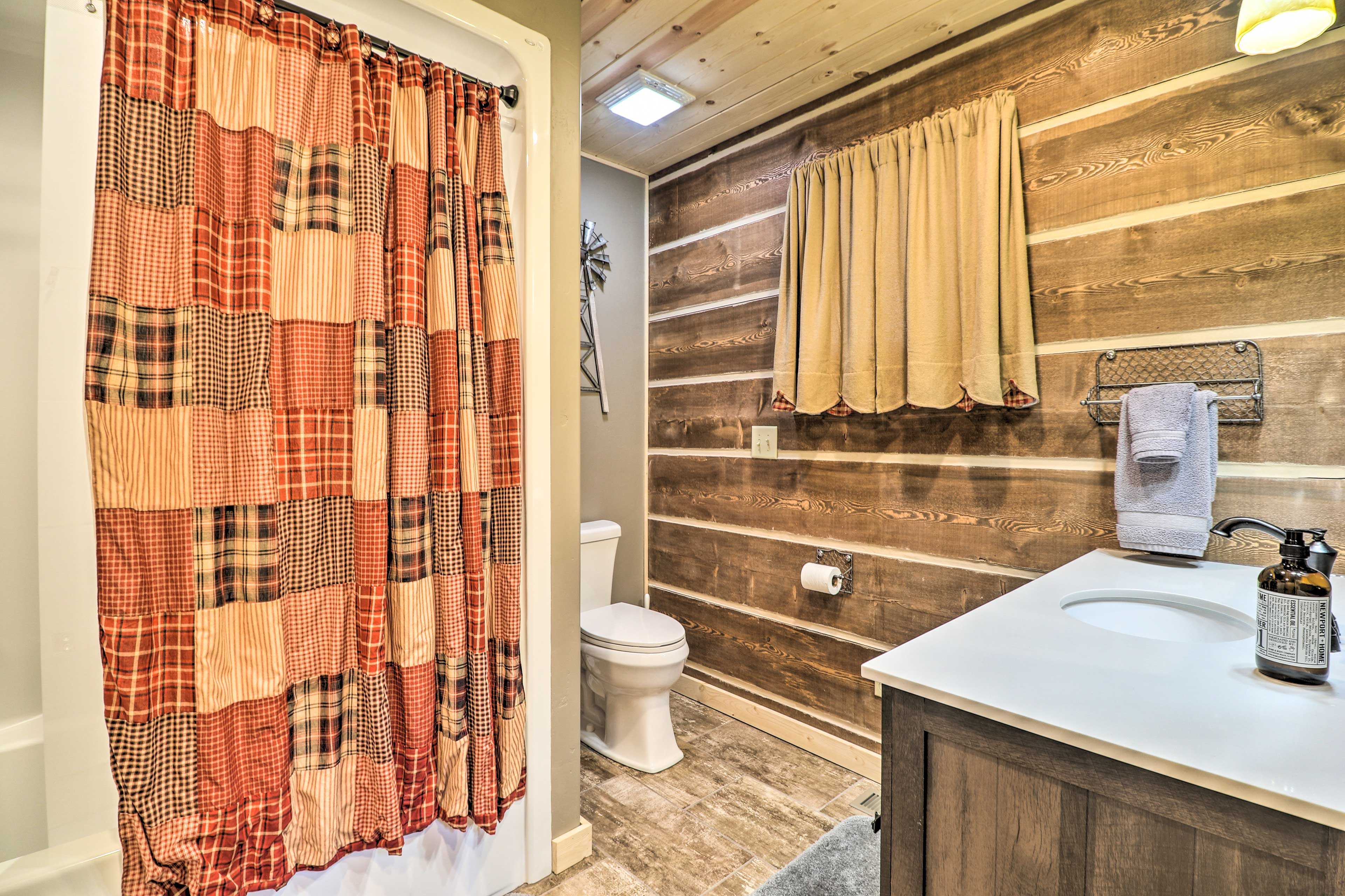 Full Bathroom | Towels Provided | Grab Rails