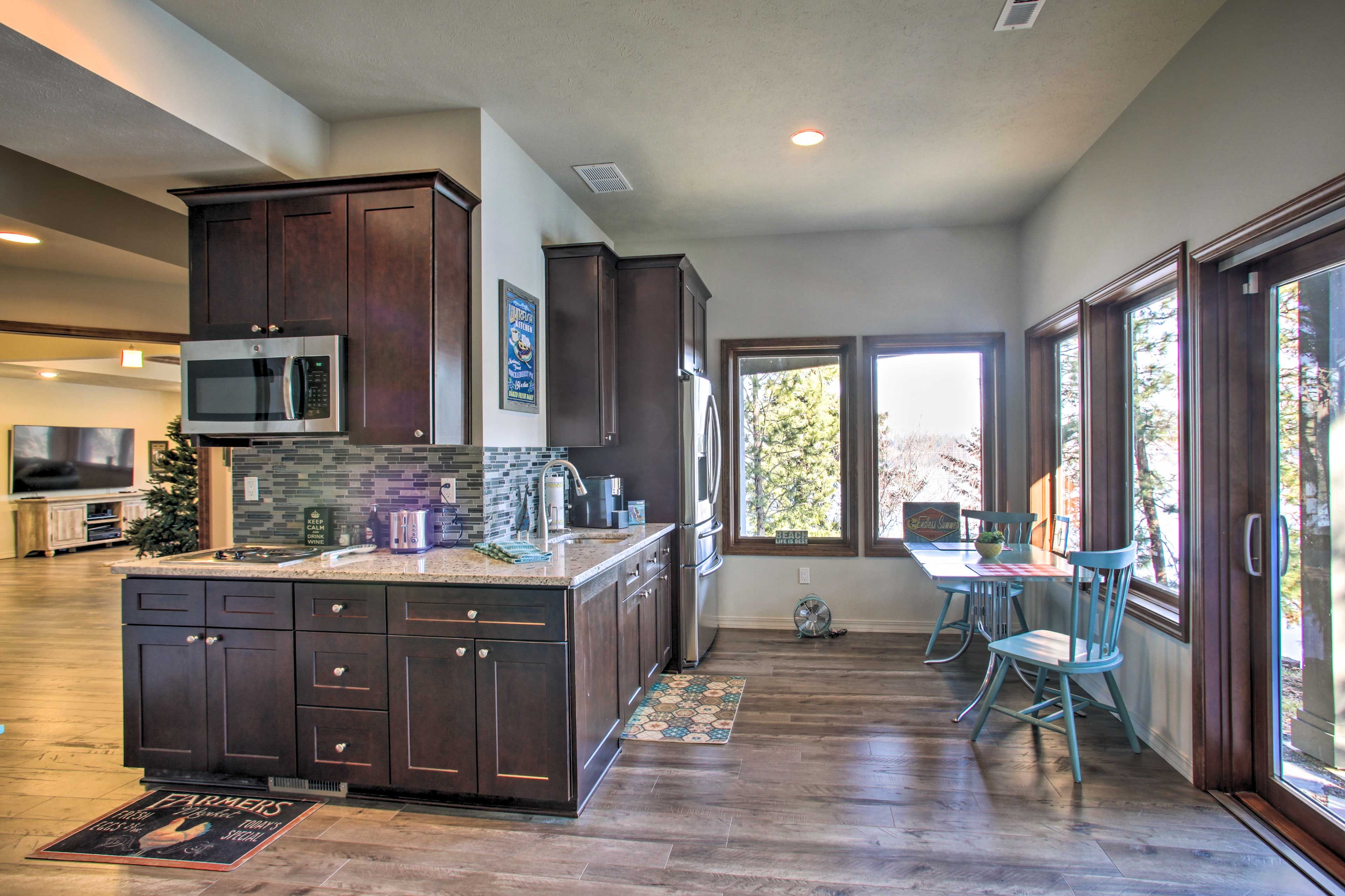 Kitchen | Well-Equipped w/ Cooking Basics