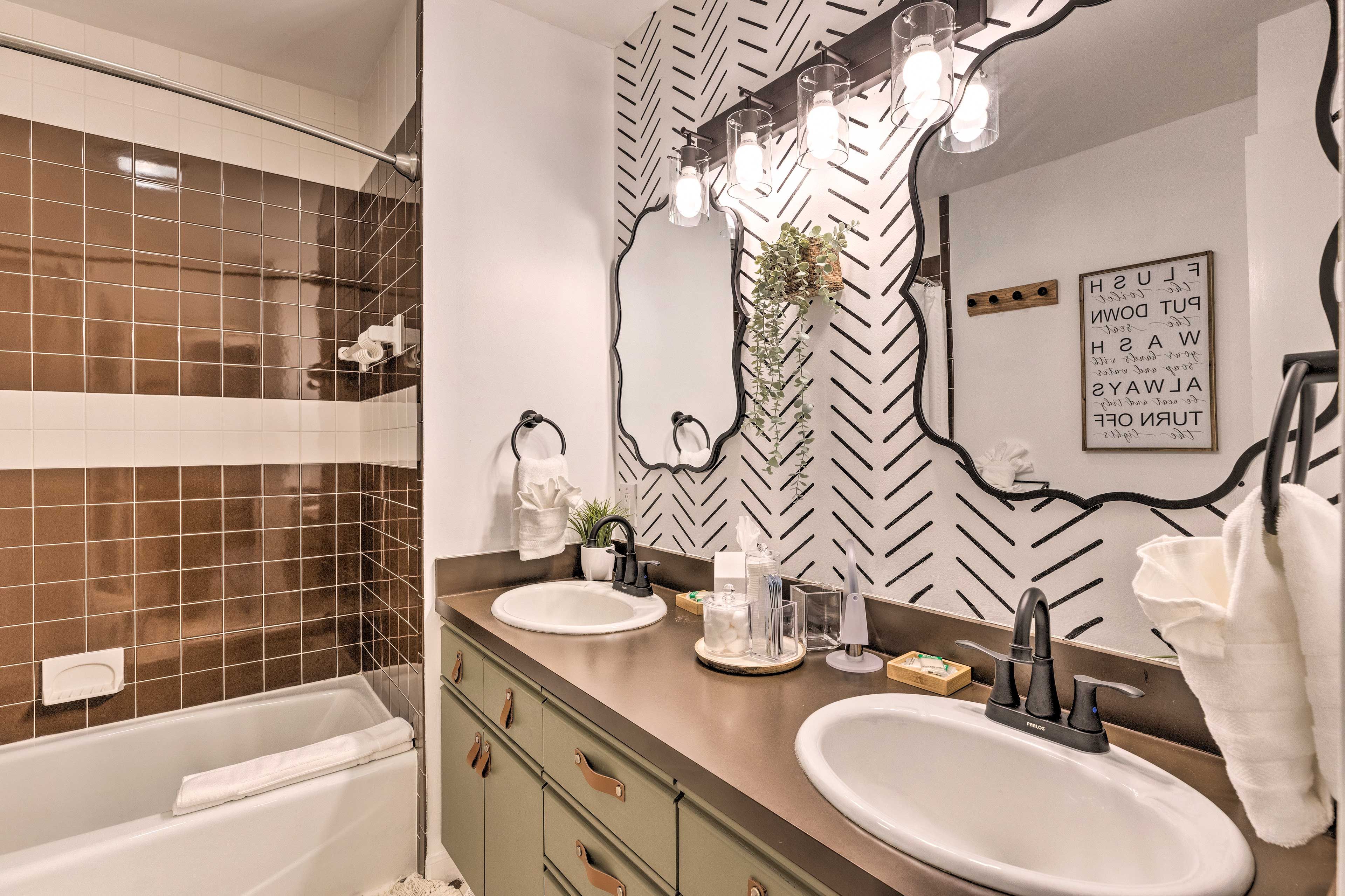 Full Bathroom | 1st Floor | Complimentary Toiletries