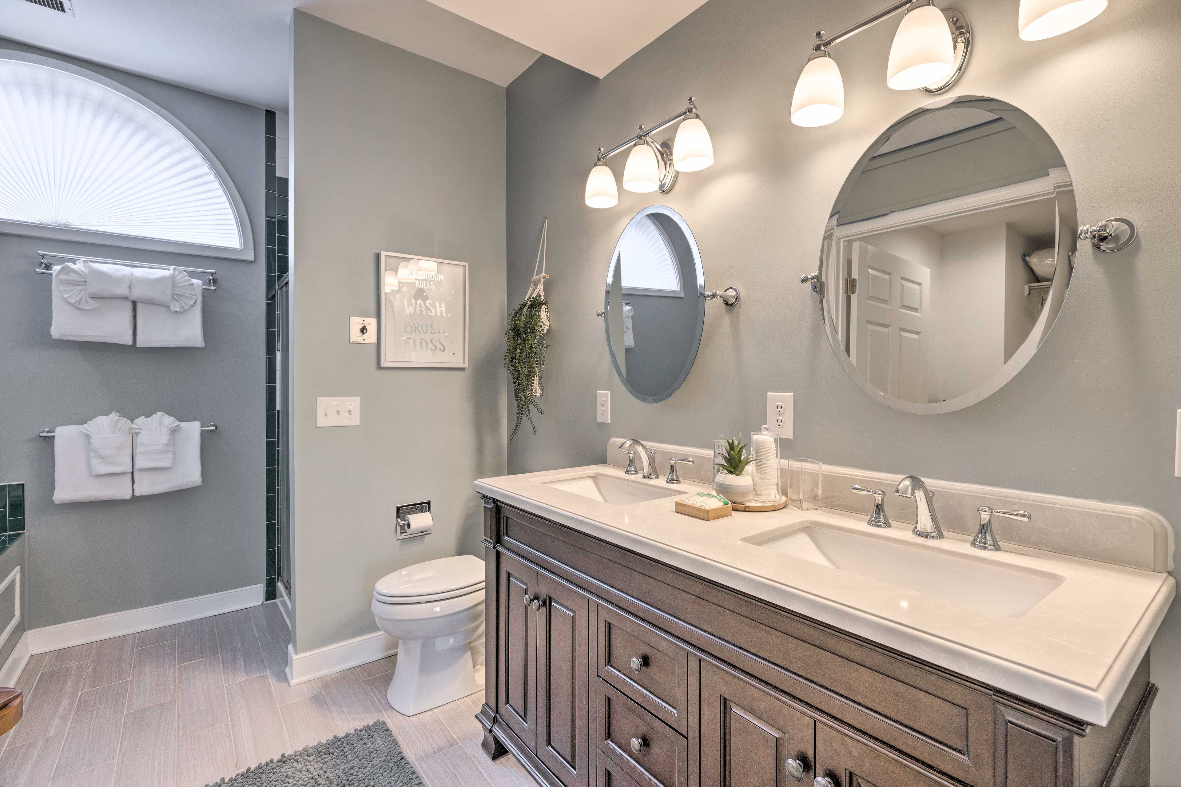 En-Suite Bathroom | Complimentary Toiletries | Walk-In Shower & Jacuzzi