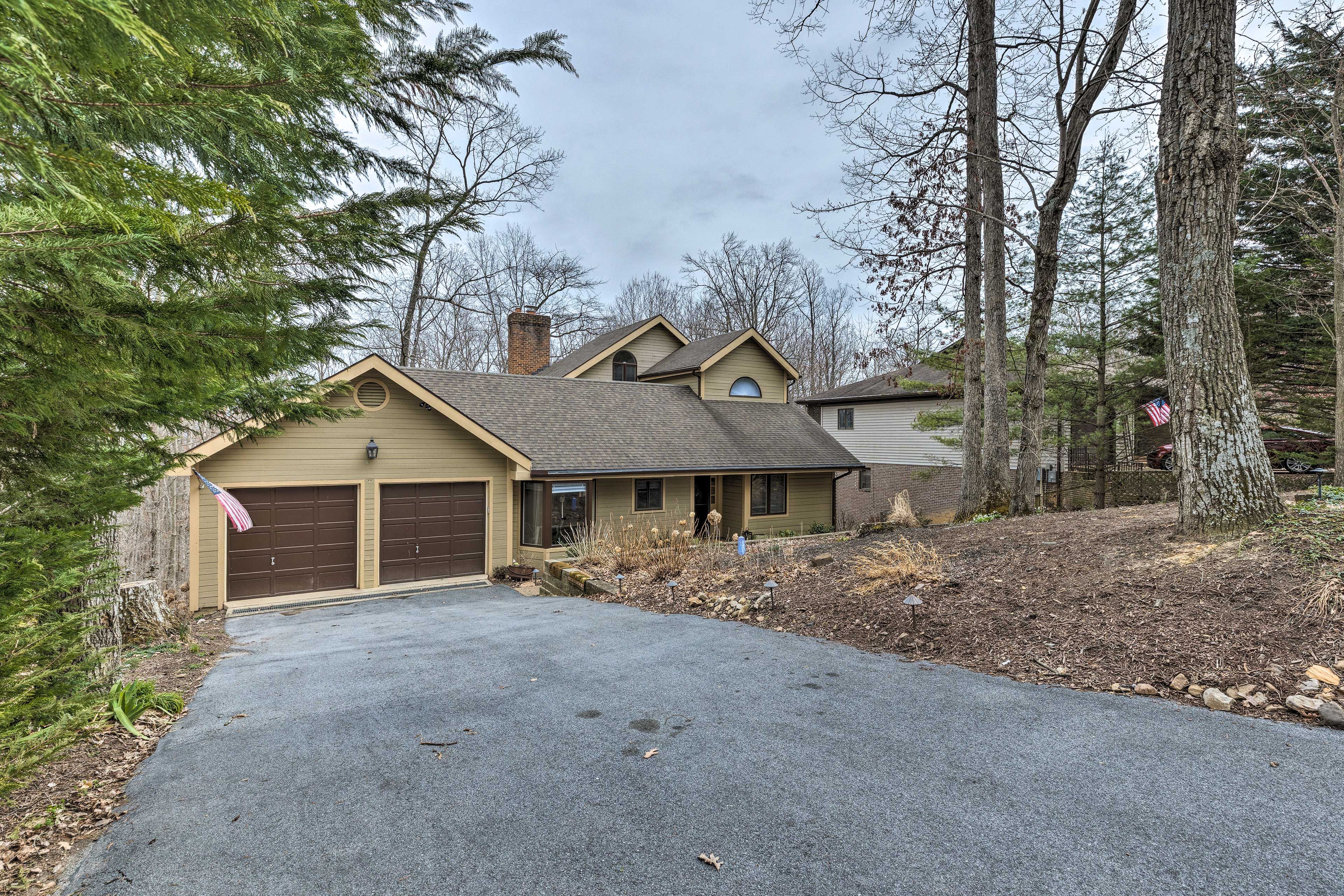 Property Exterior | Driveway Parking | Contactless Check-In