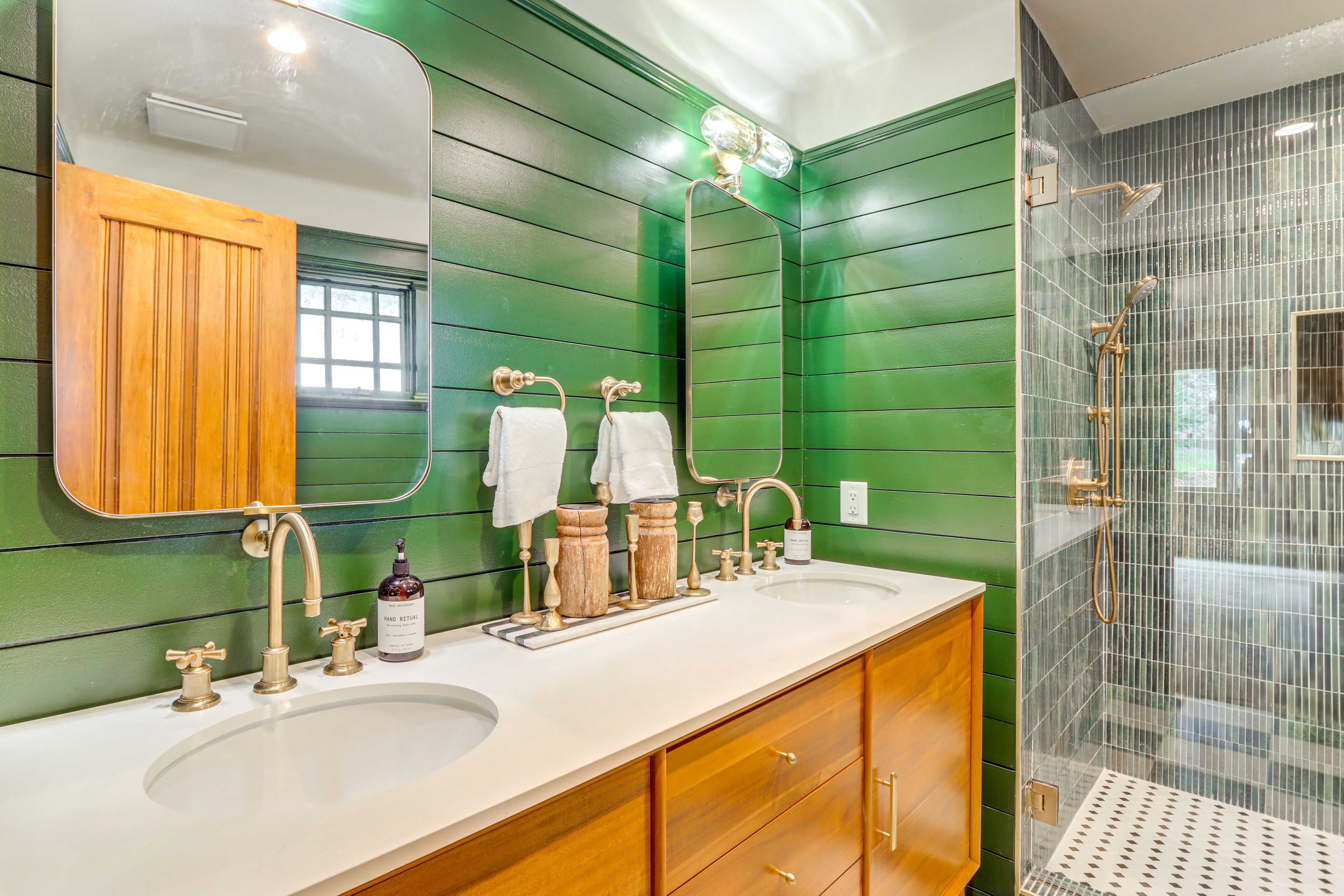 Full Bathroom | Towels Provided