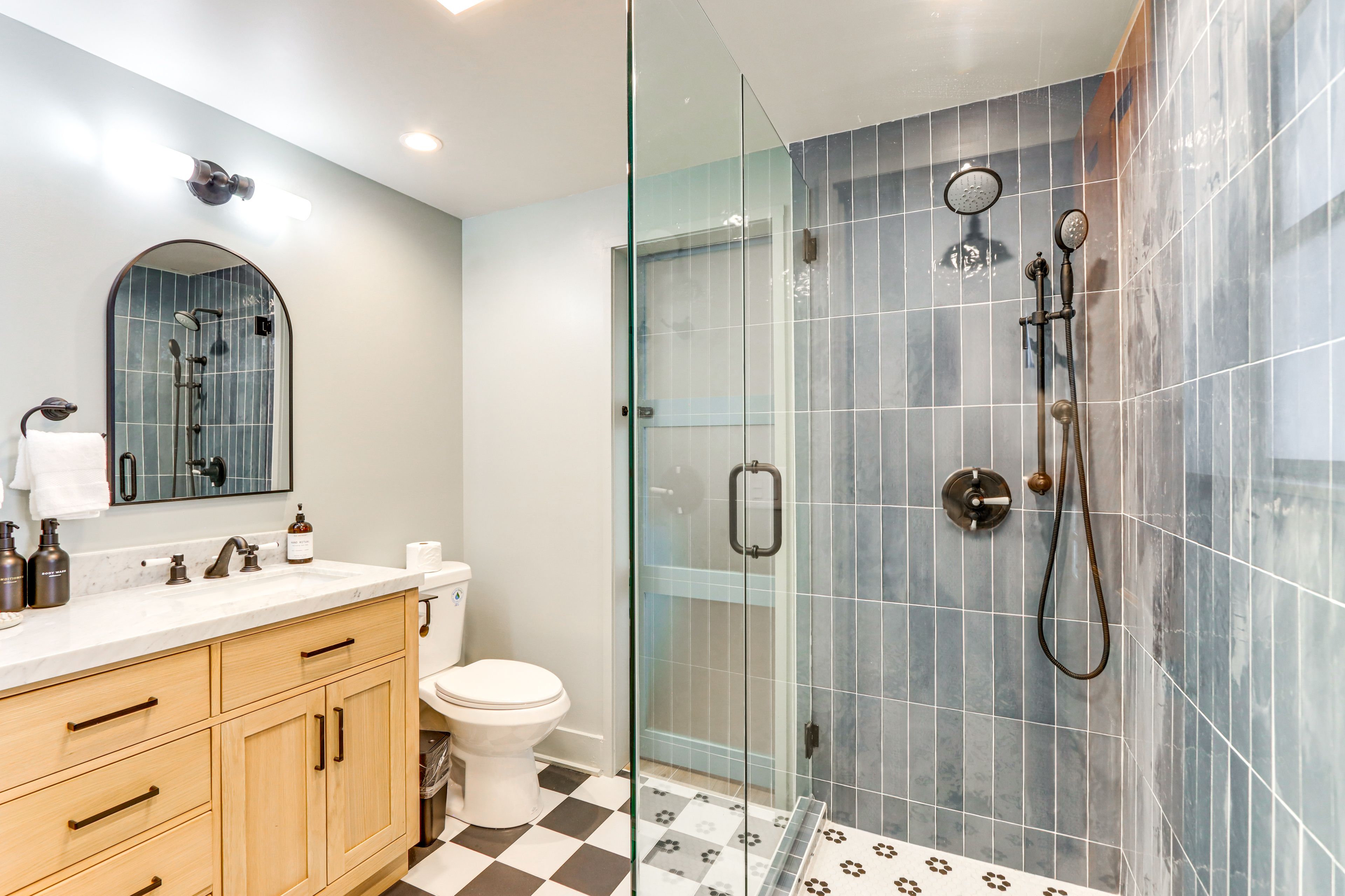 Full Bathroom | Complimentary Toiletries