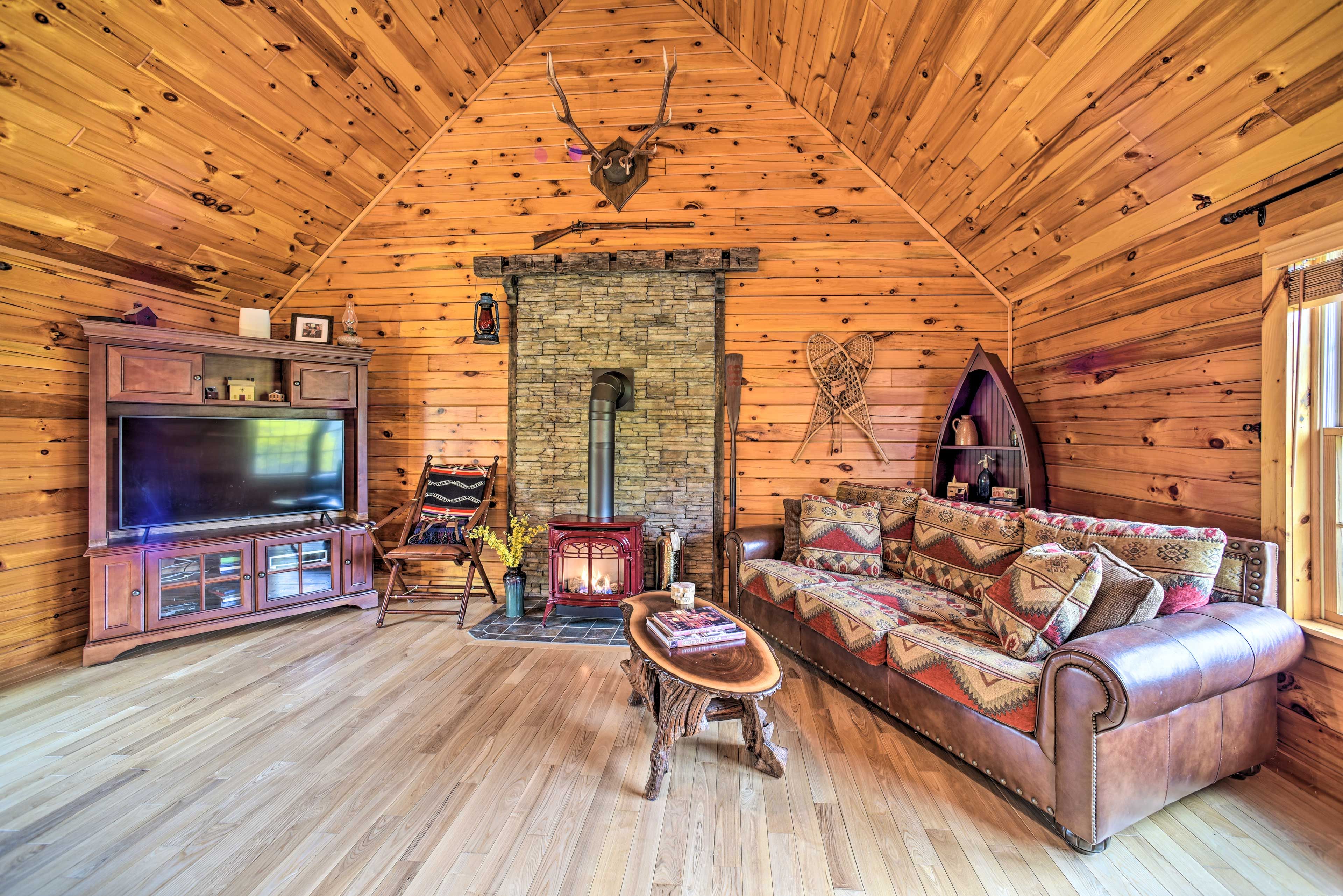 Cabin Interior | Living Room | Free WiFi