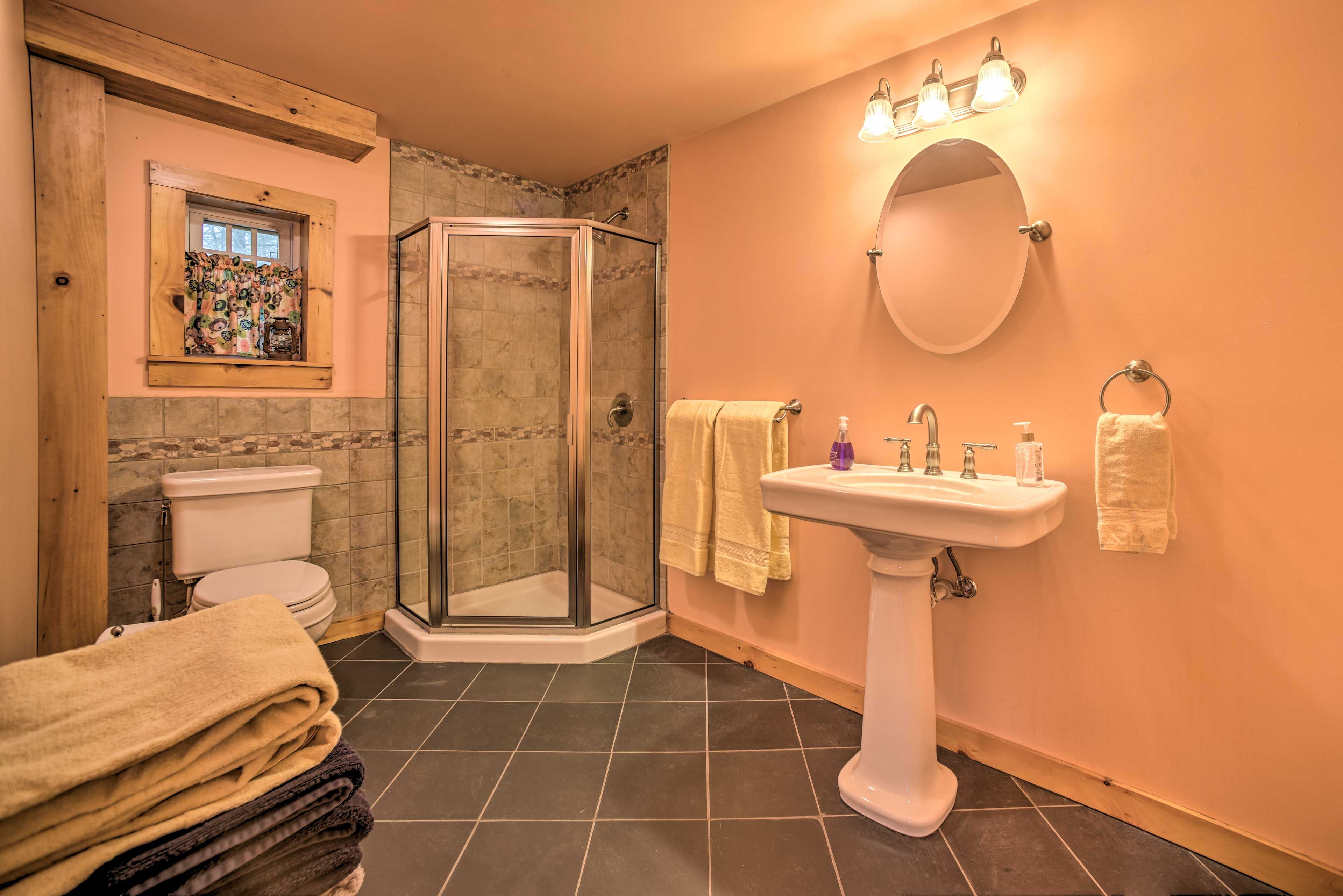 Full Bathroom | 1st Floor | Complimentary Toiletries