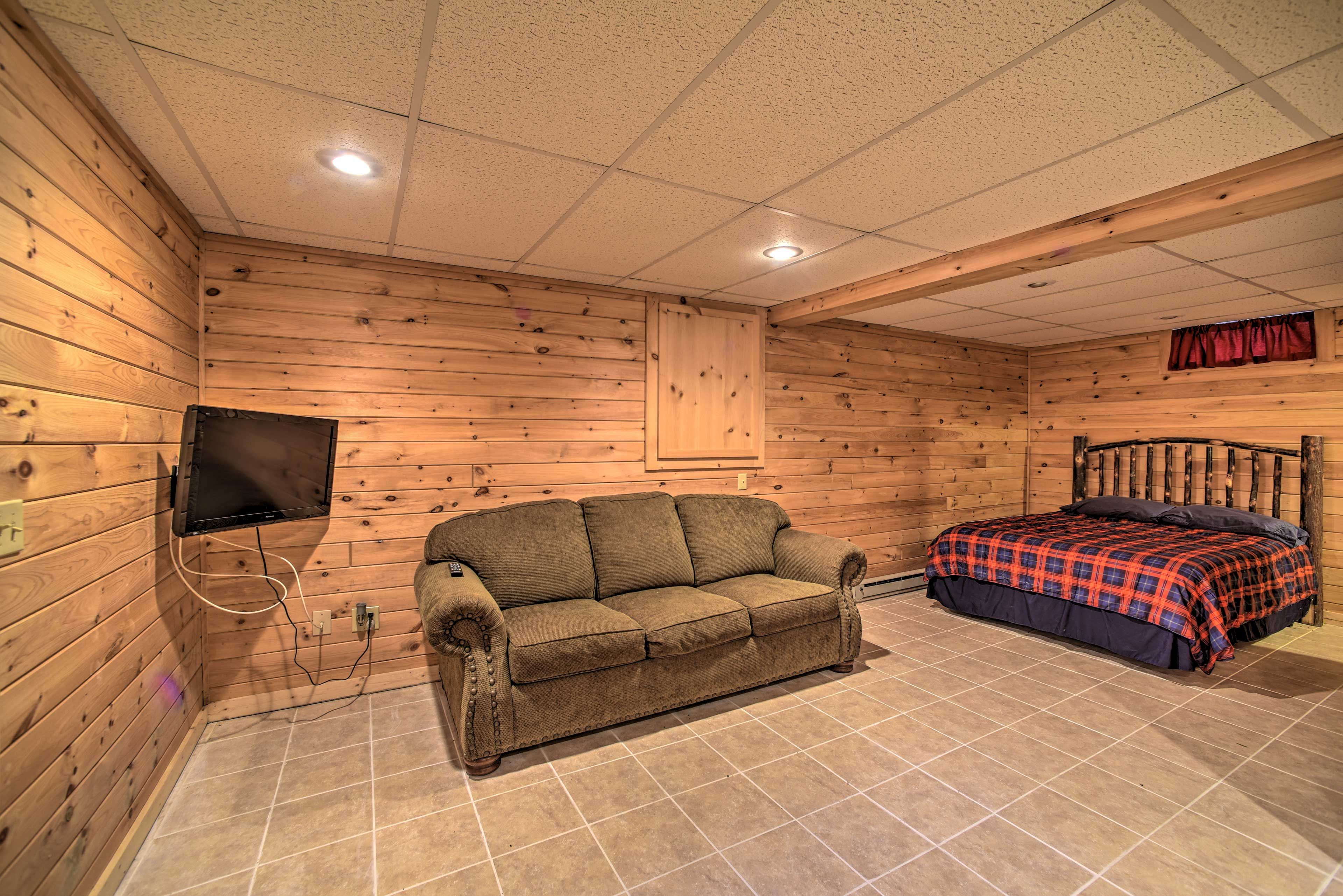 Bedroom 3 | Basement | Queen Bed