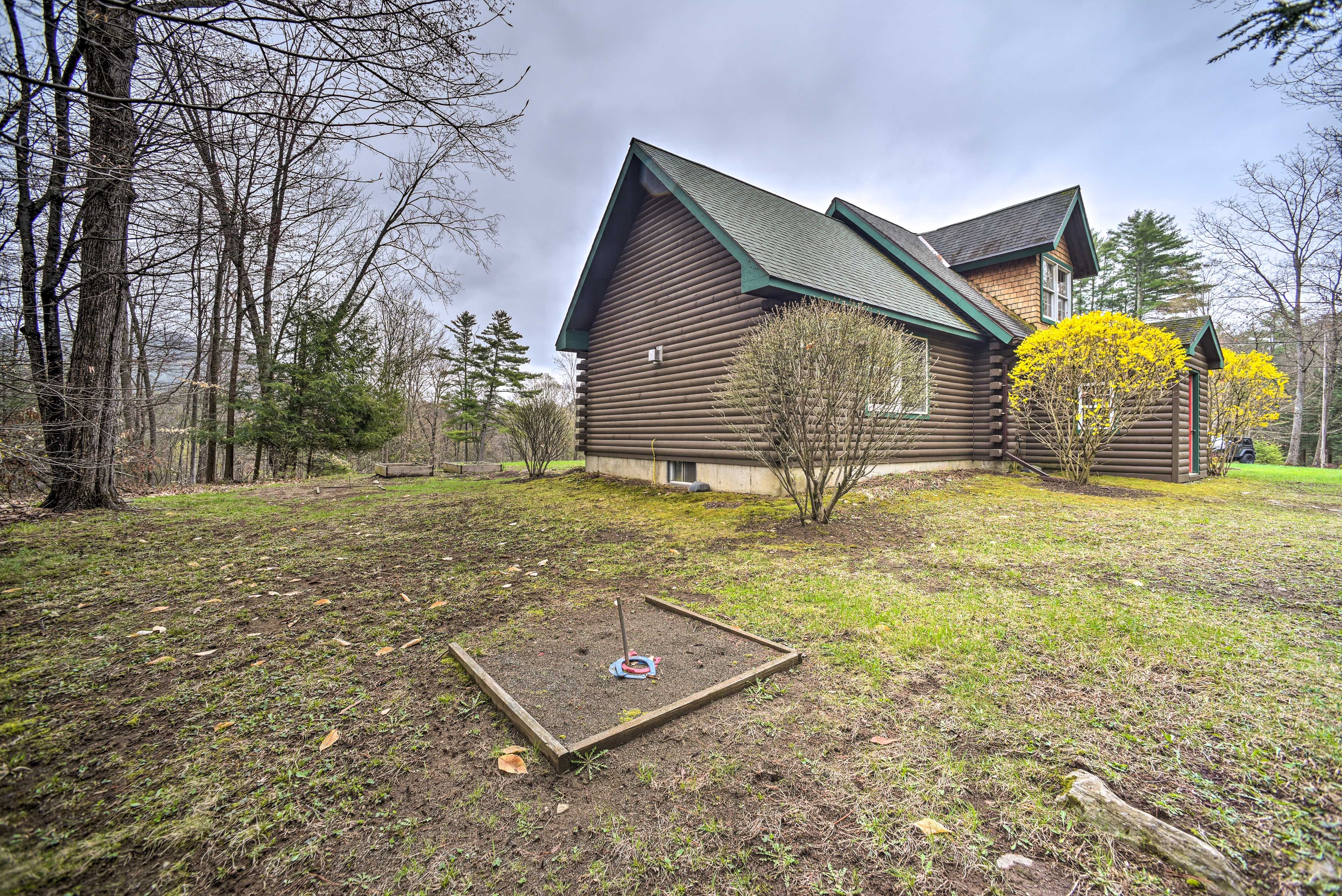 Cabin Exterior | Horseshoes
