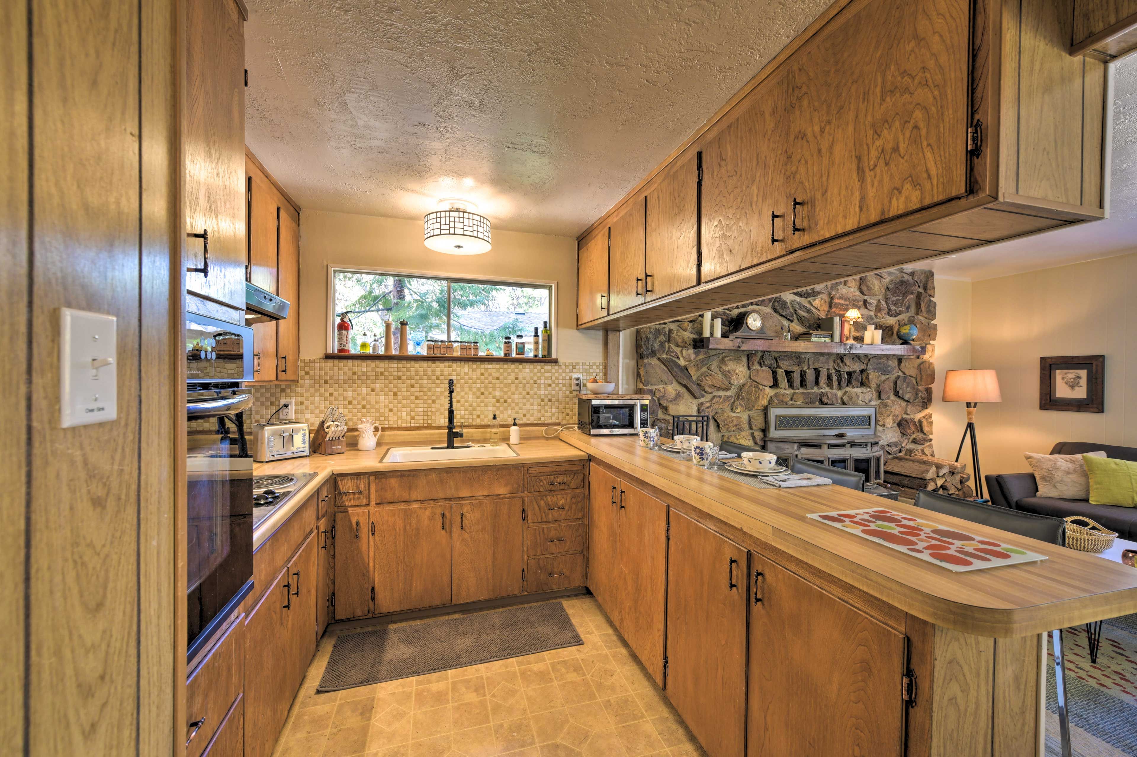 Kitchen | Fully Equipped w/ Cooking Basics
