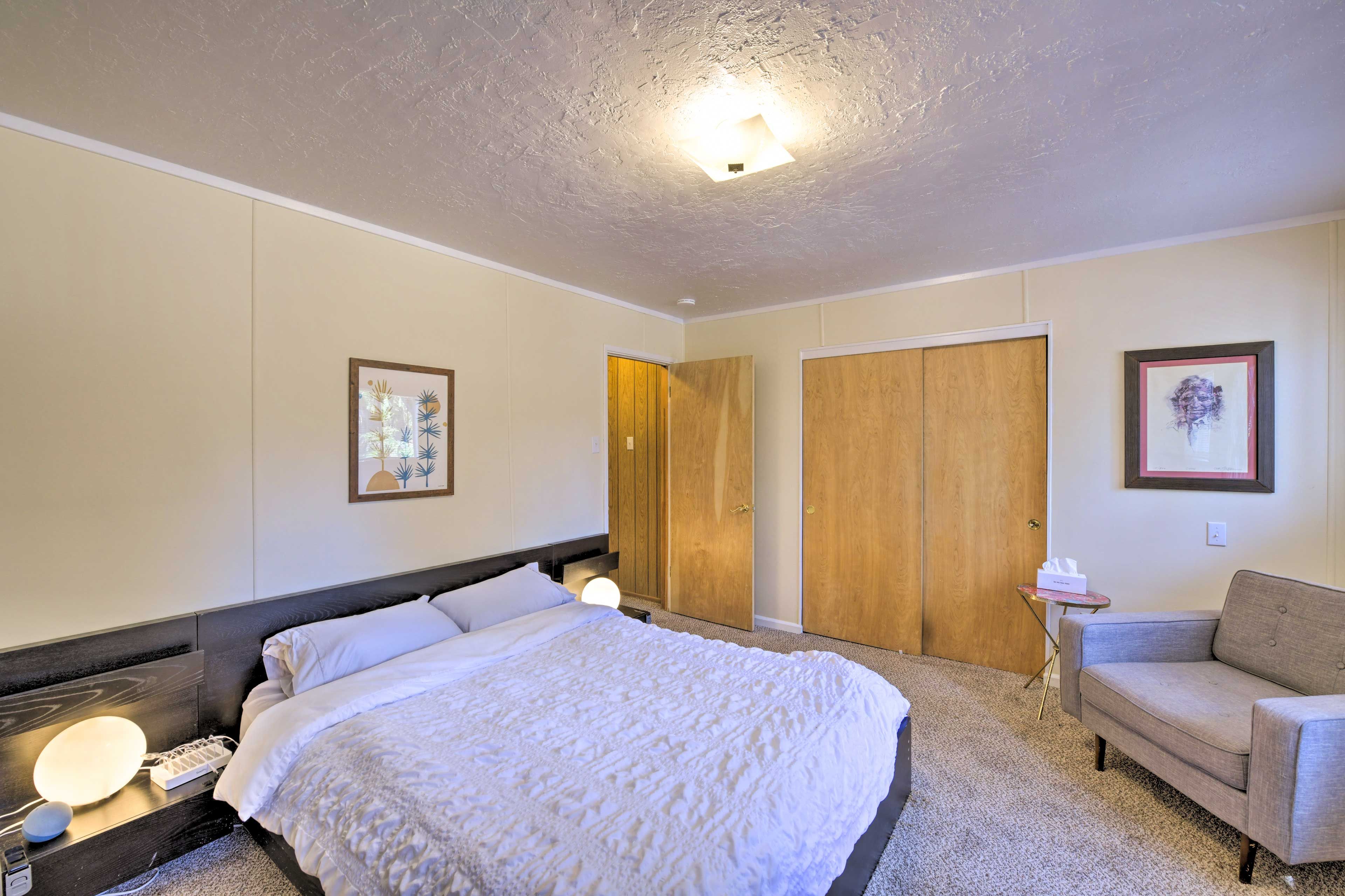 Bedroom 1 | Queen Bed