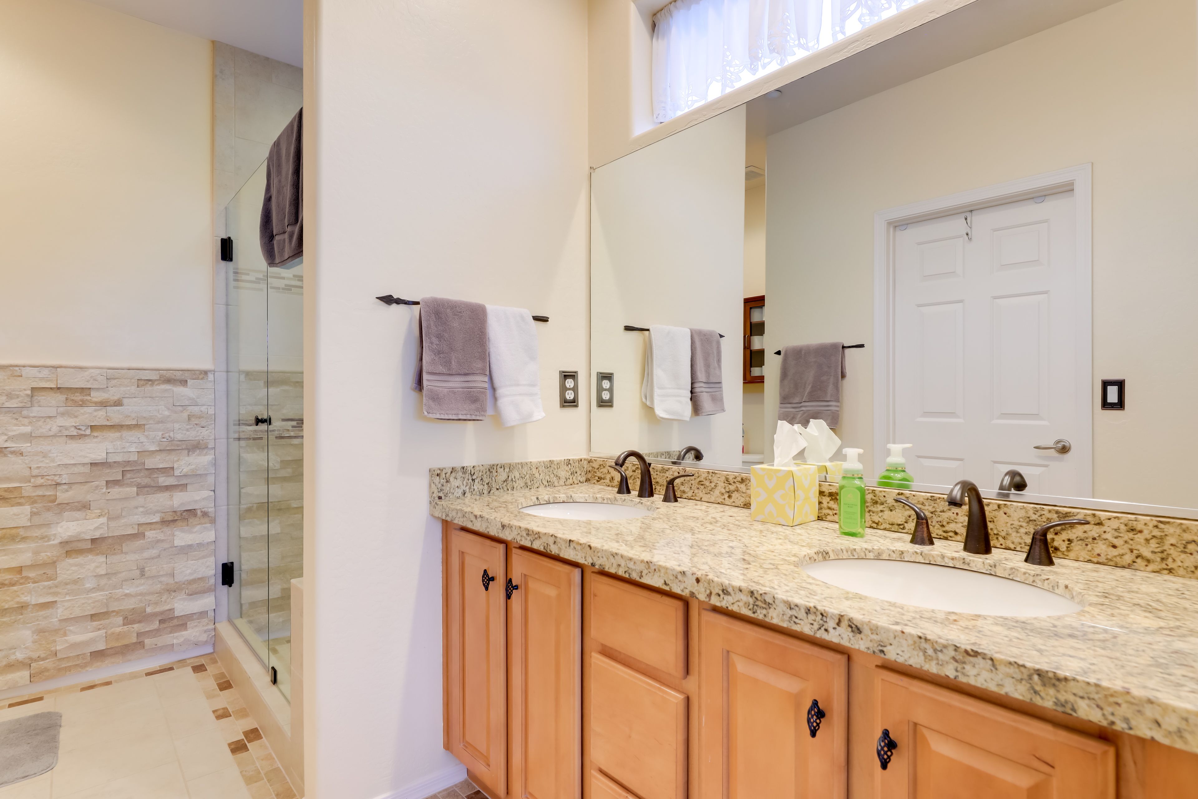 Full Bathroom | Complimentary Toiletries