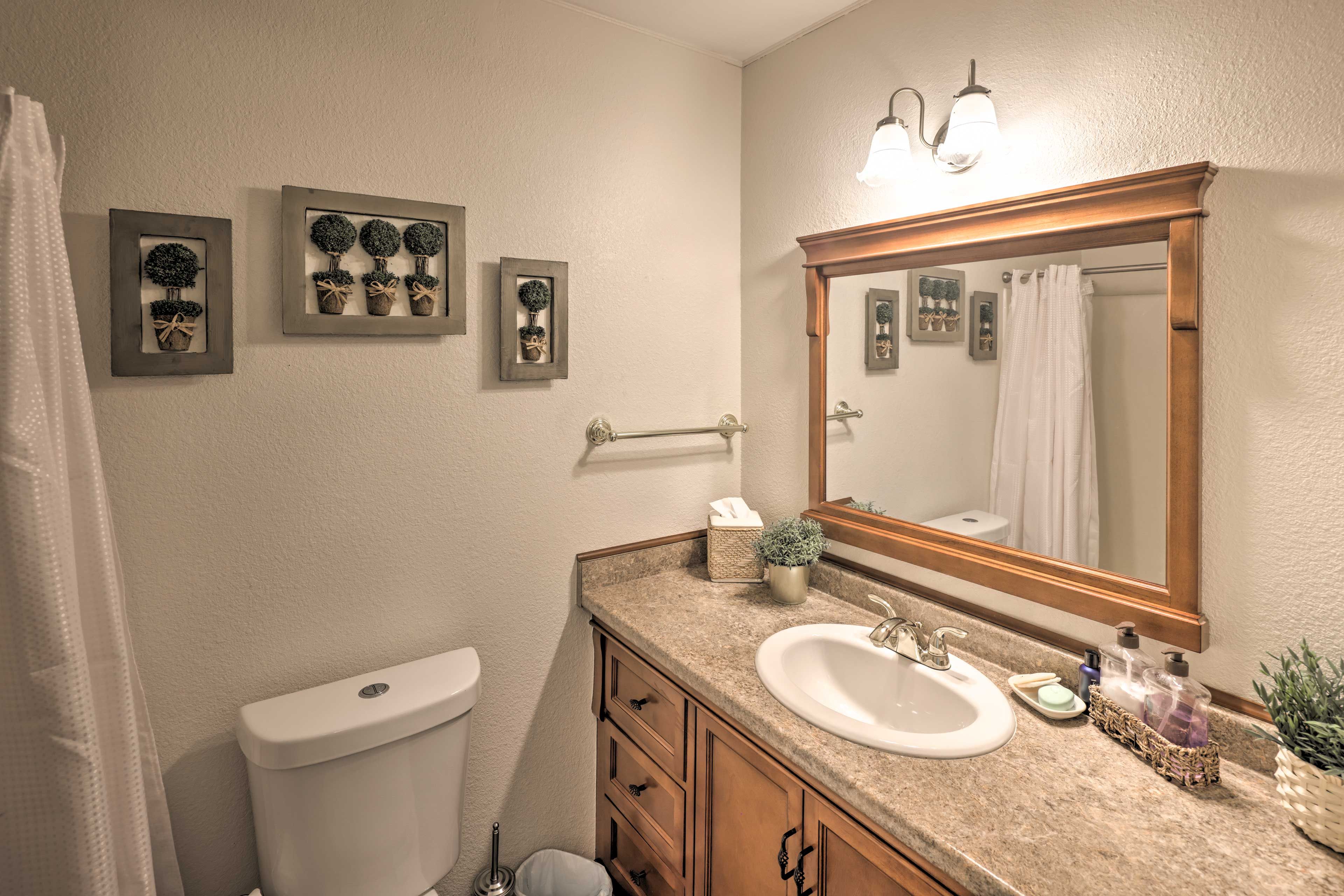 Full Bathroom | Complimentary Toiletries