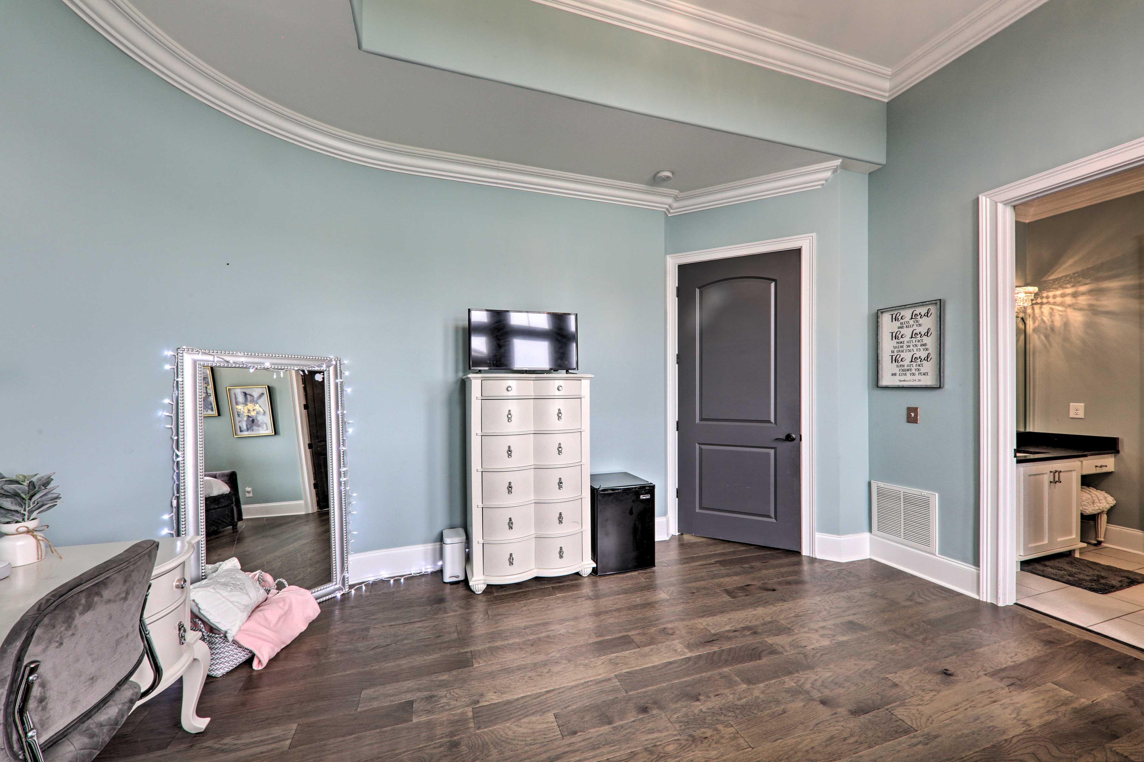 Bedroom 2 | Laptop-Friendly Workspace | Smart TV | En-Suite Bathroom