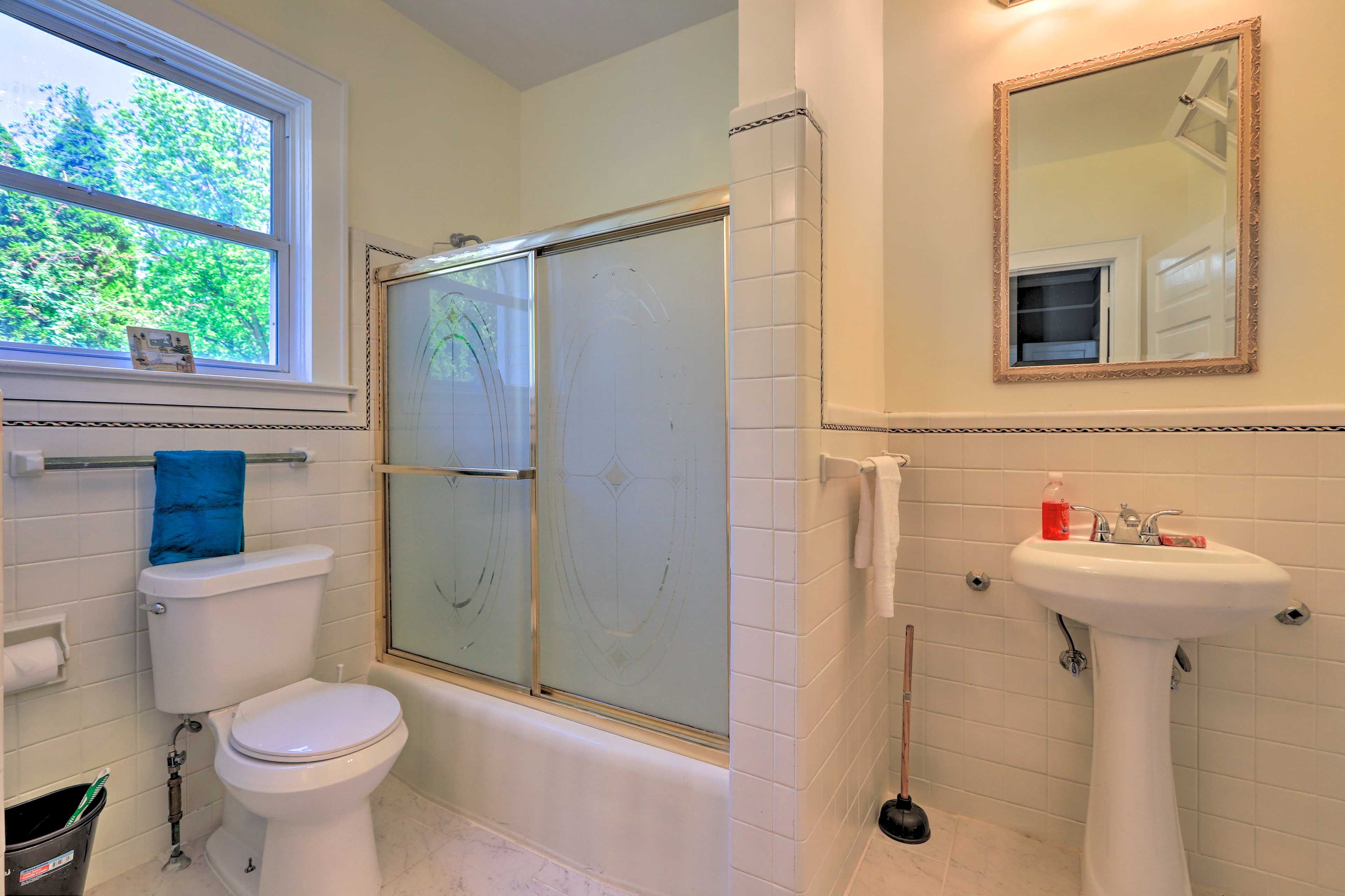 Full Bathroom | 1st Floor | Towels Provided | Complimentary Toiletries