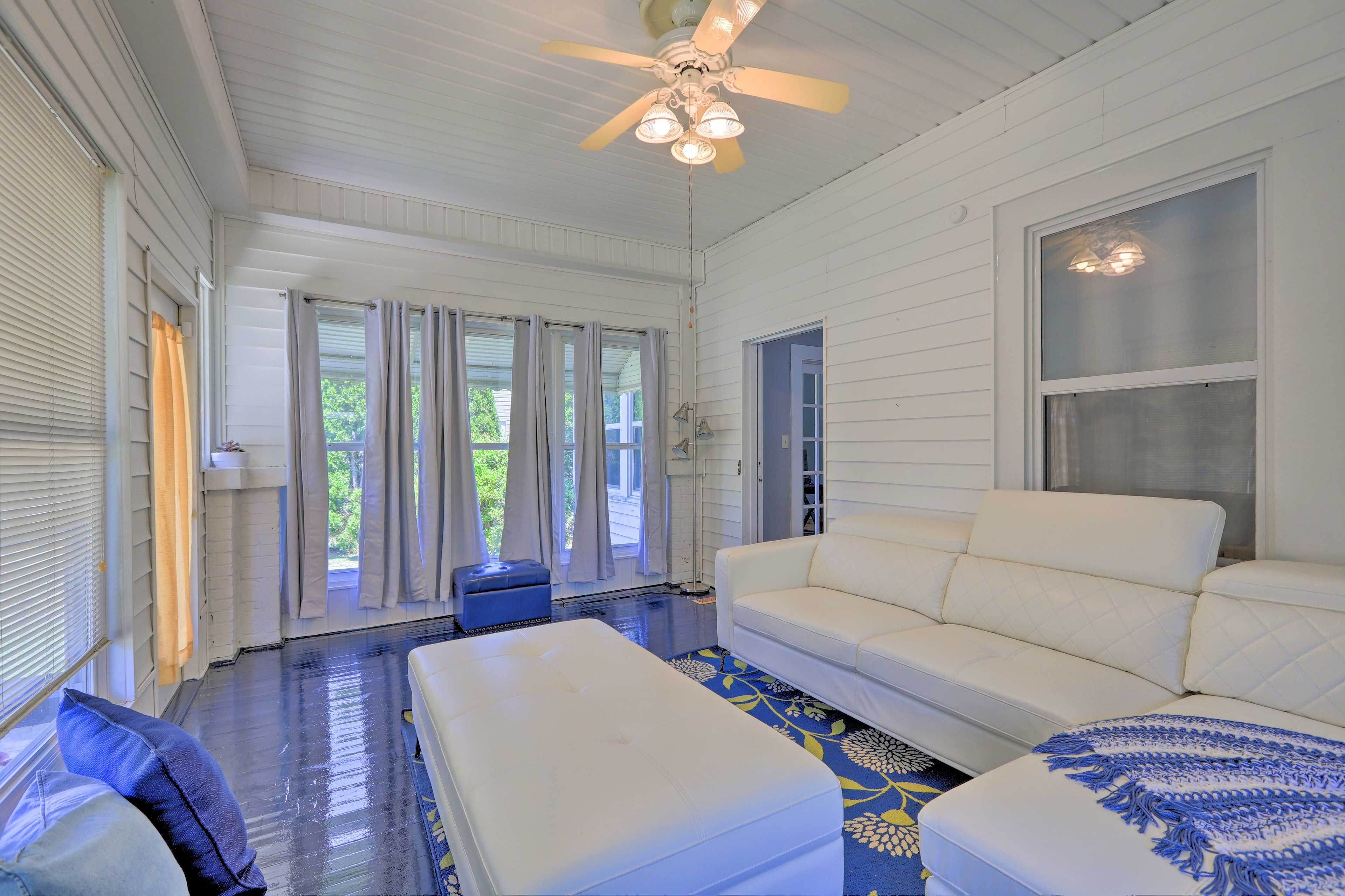 Sunroom | Central Air Conditioning | Free WiFi (200 Mbps)