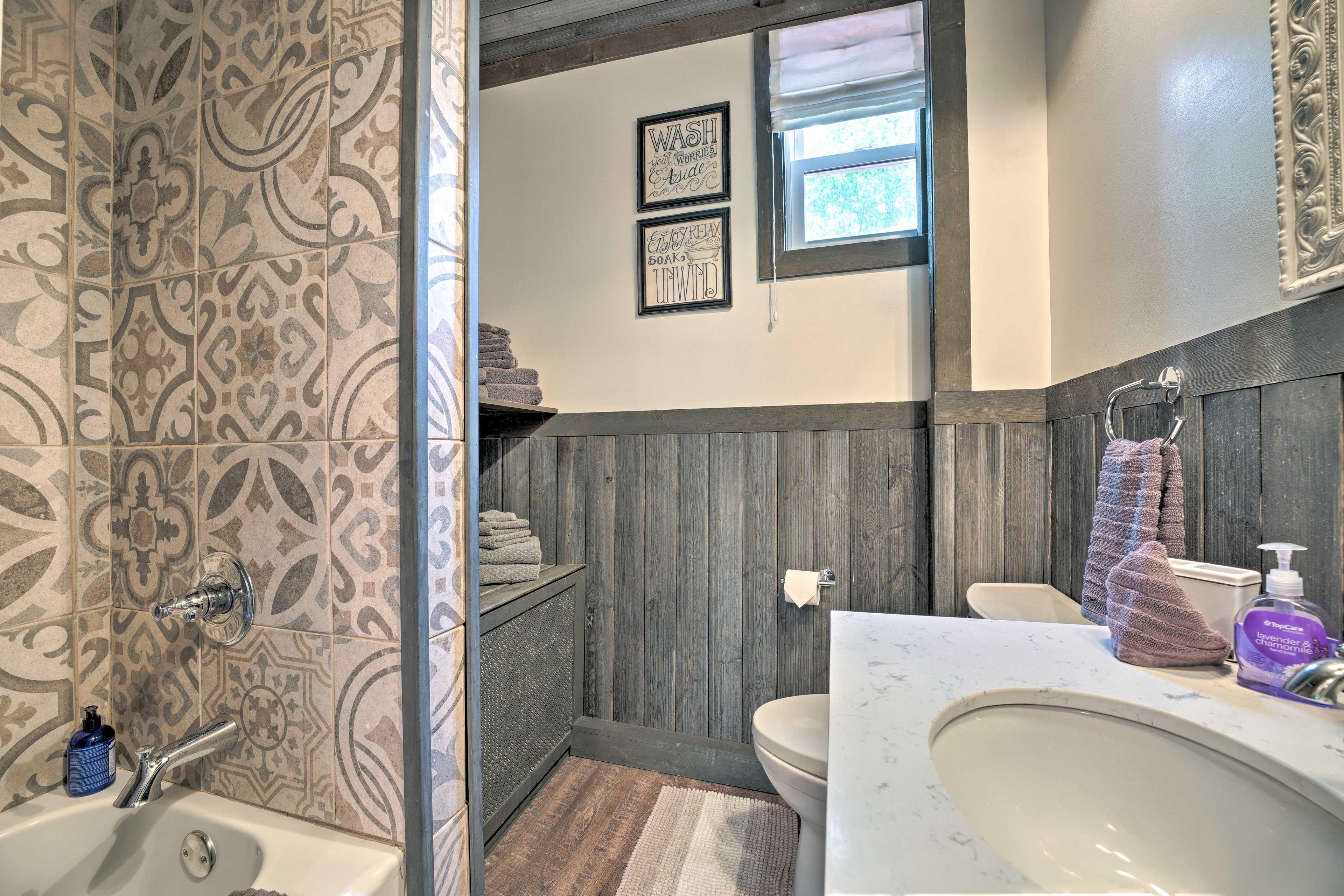 Full Bathroom | Complimentary Toiletries