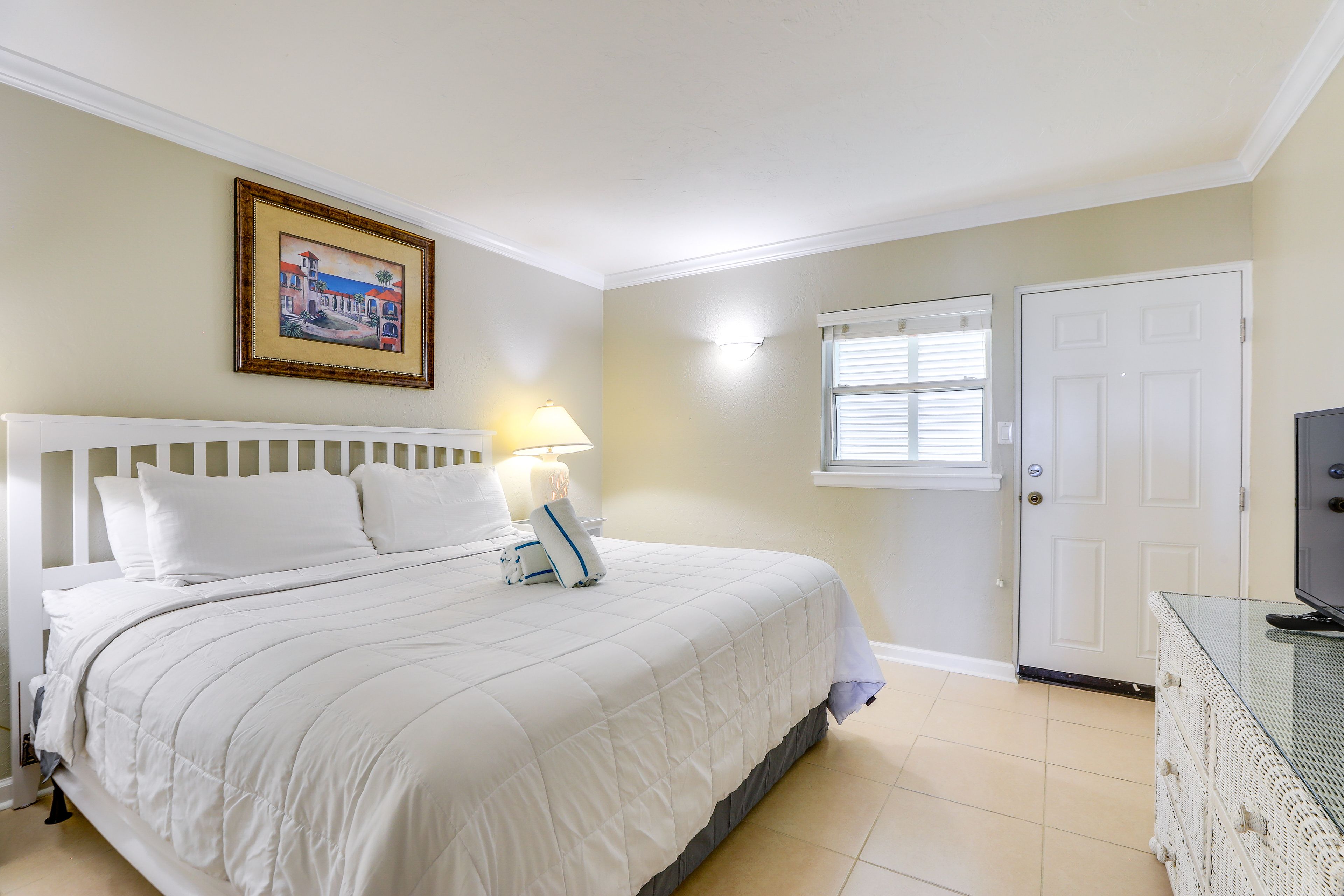 Bedroom | King Bed | Linens Provided