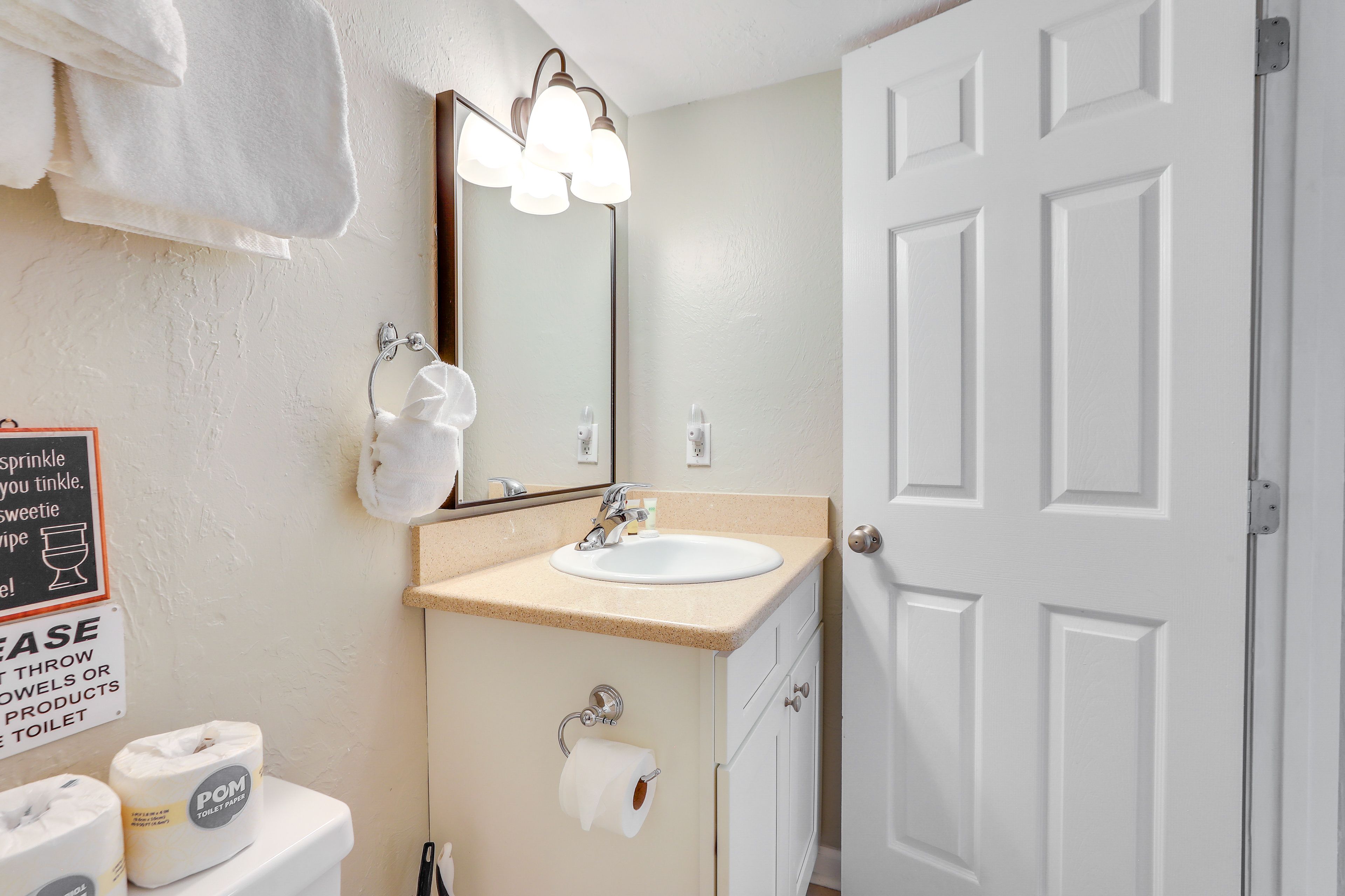 Full Bathroom | Complimentary Toiletries | Towels Provided