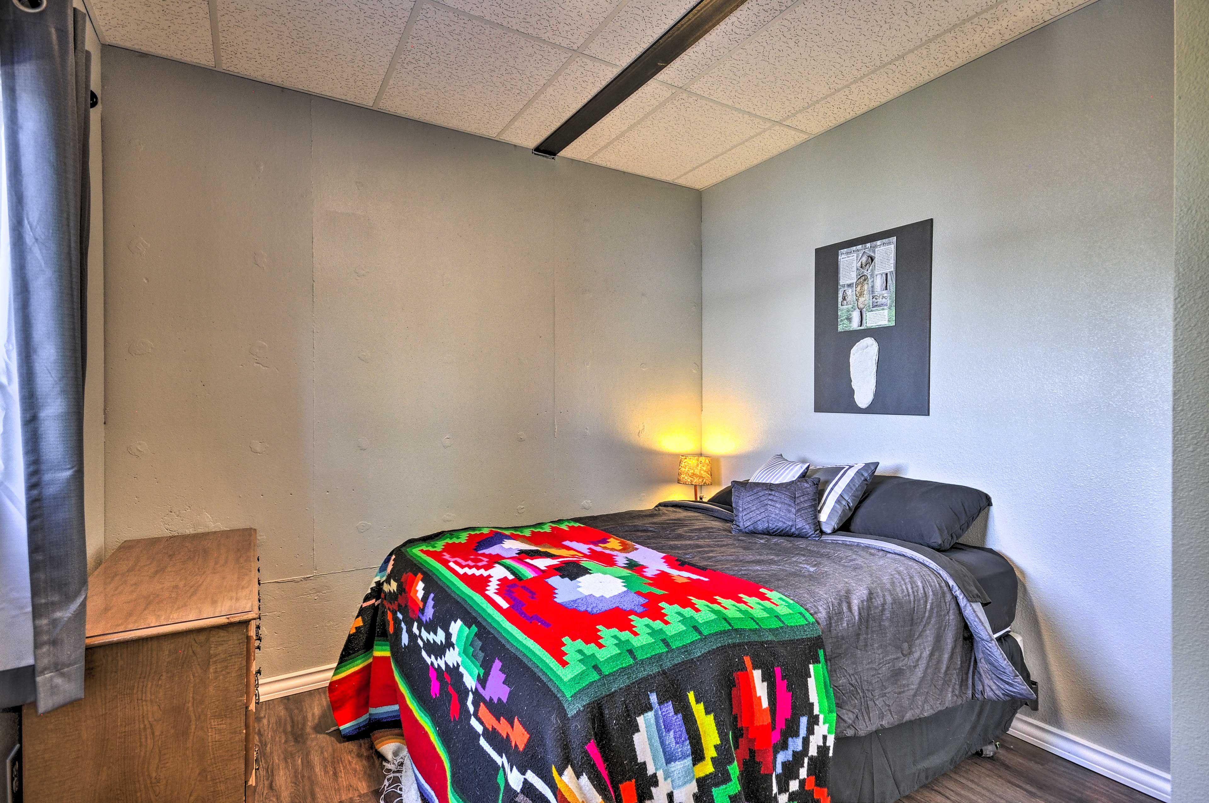 Bedroom 1 | Queen Bed