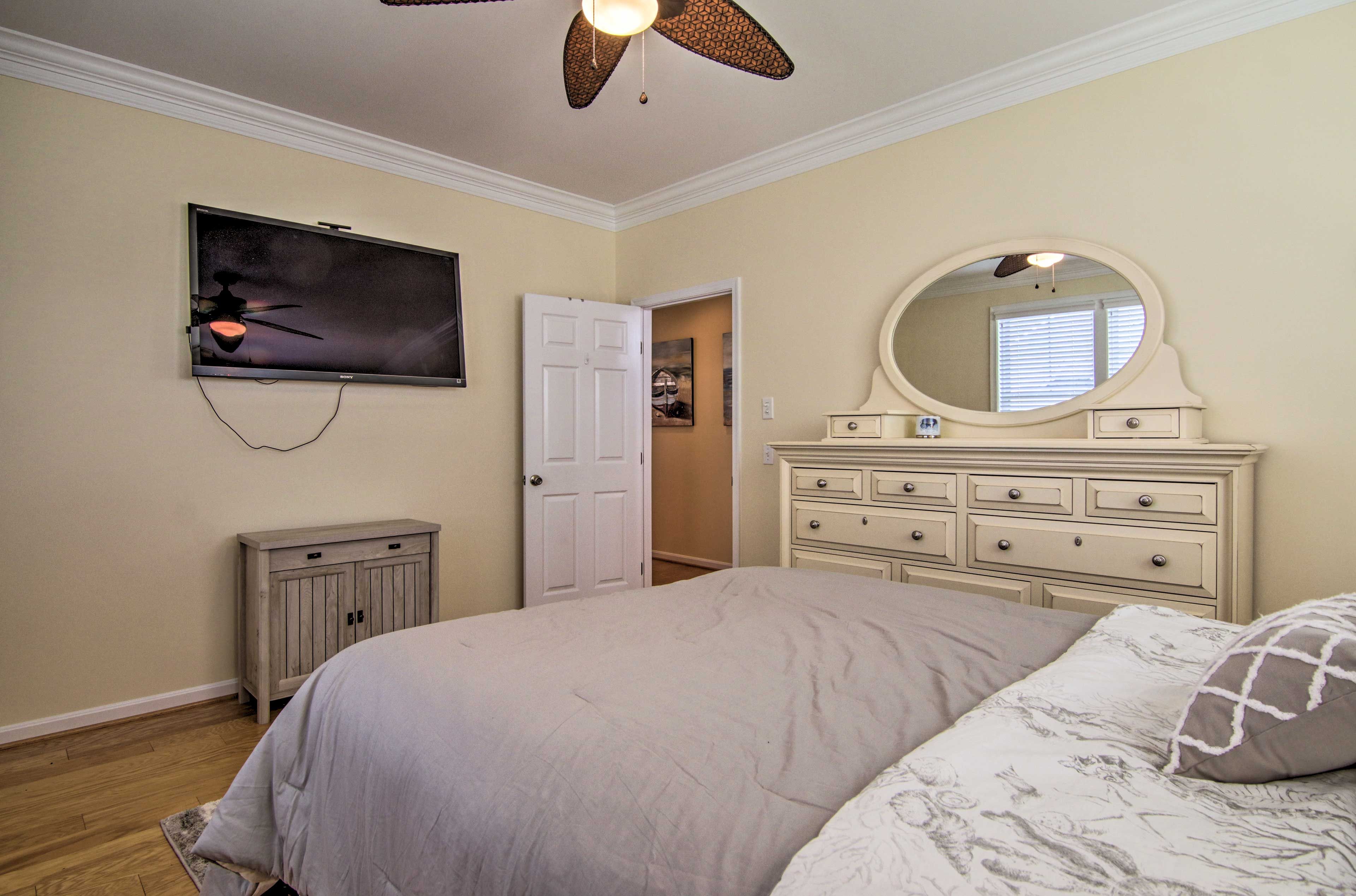 Bedroom 3 | Smart TV (w/ Netflix, Hulu+, & Sling)