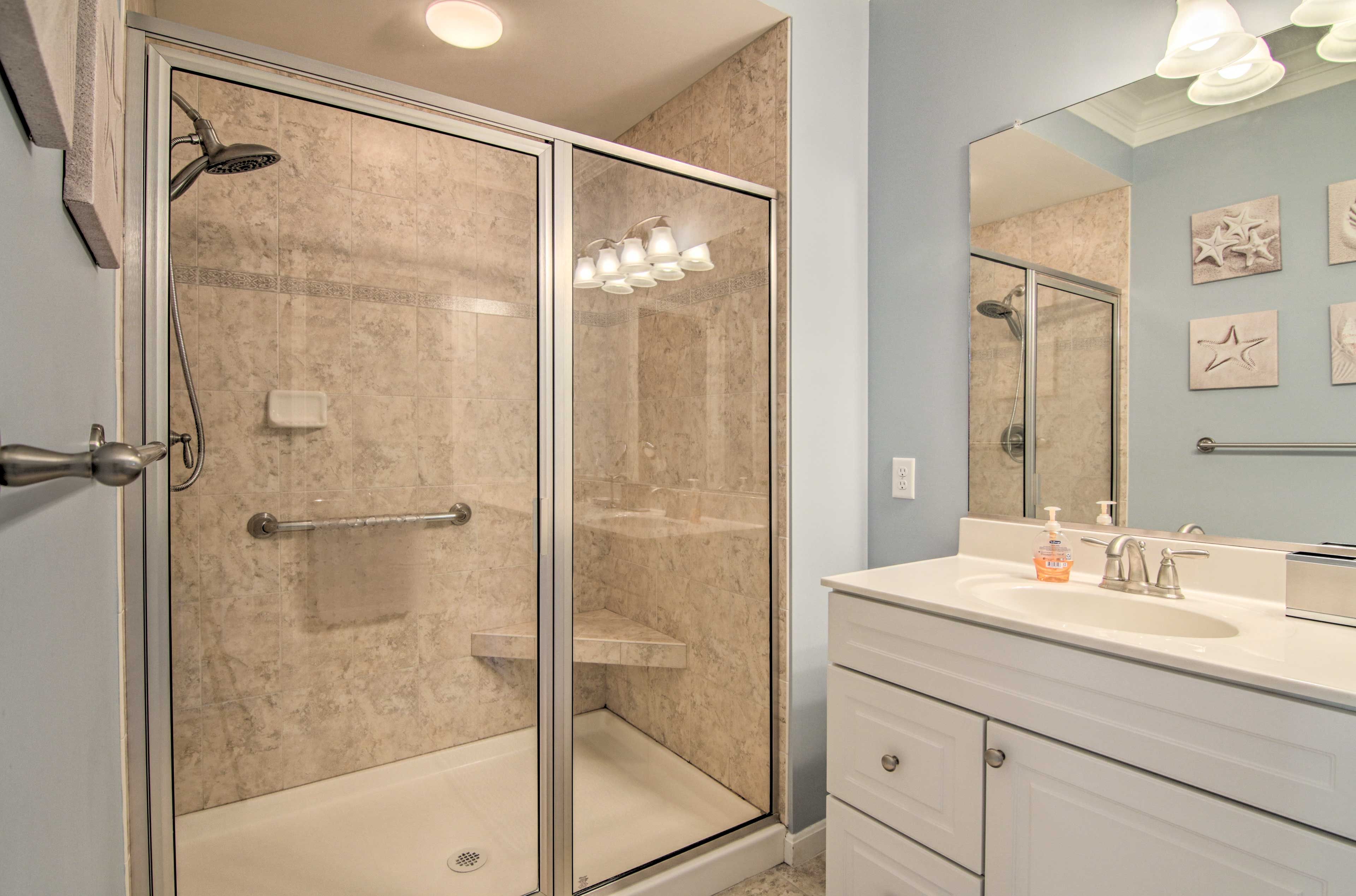 Full Bathroom | Complimentary Toiletries | Towels Provided