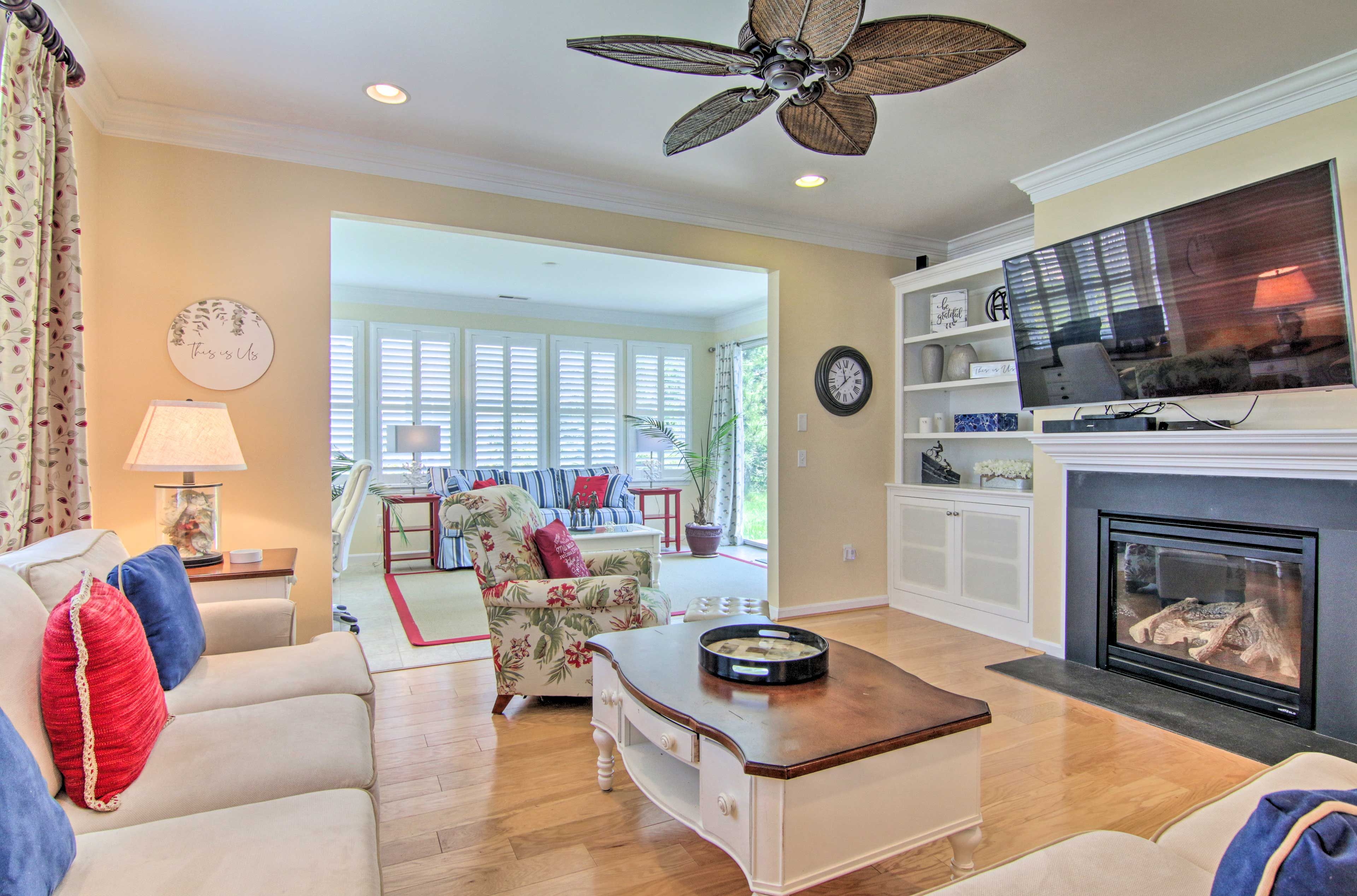 Main Living Space | Smart TV (w/ Netflix, Hulu+, & Sling) | Fireplace