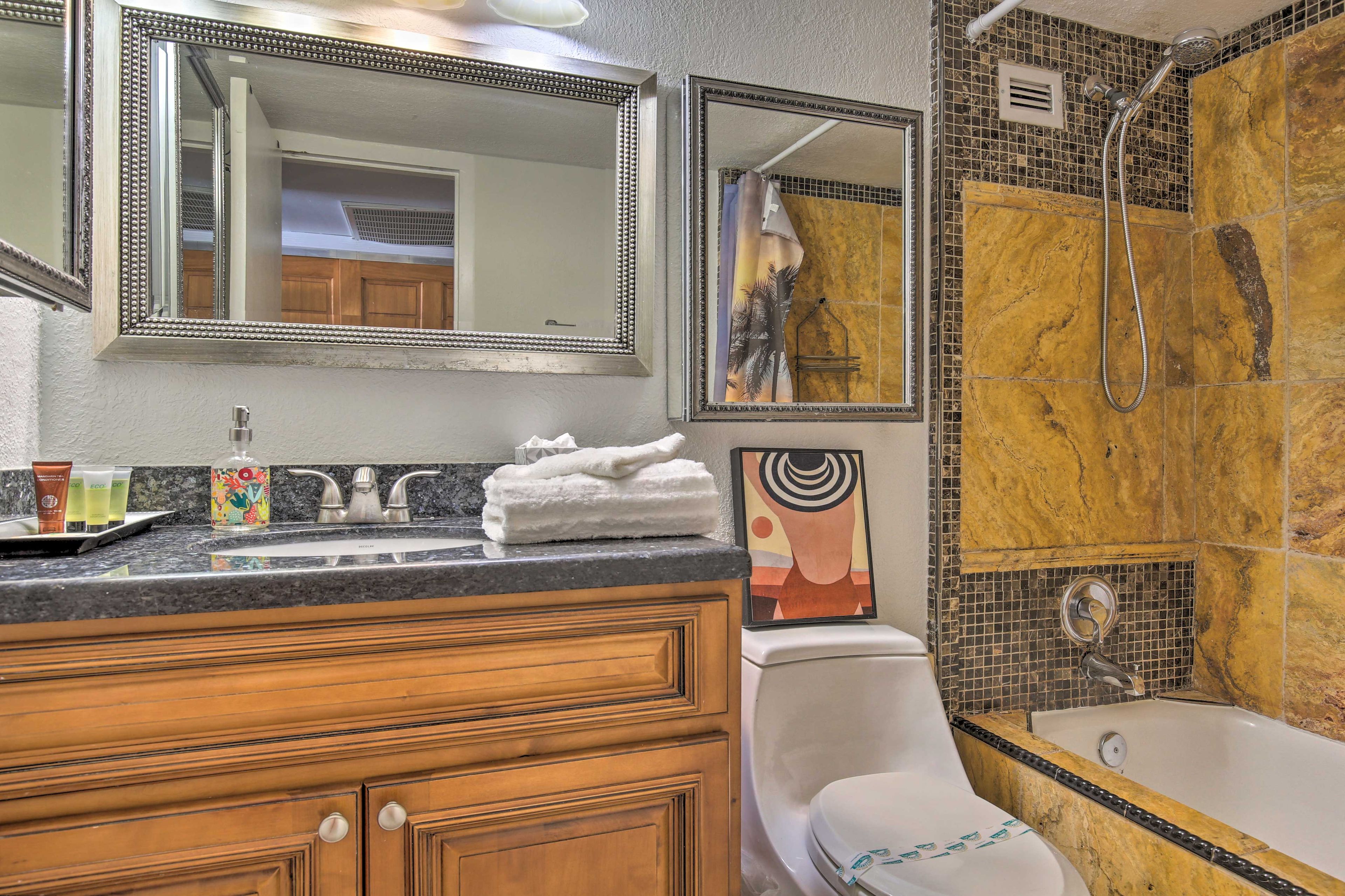 Full Bathroom | Complimentary Toiletries